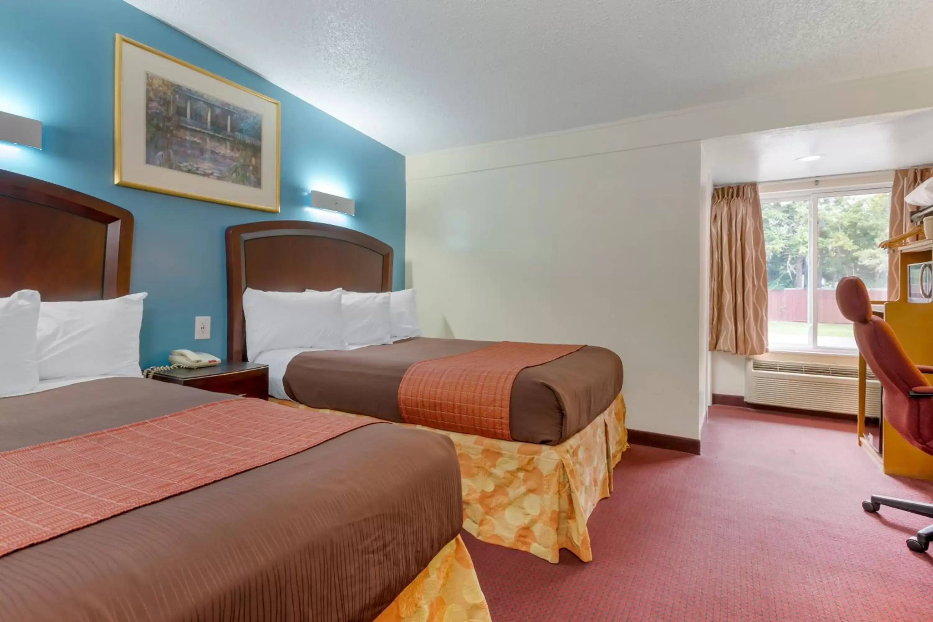 Bed in Rodeway Inn & Suites New Paltz- Hudson Valley