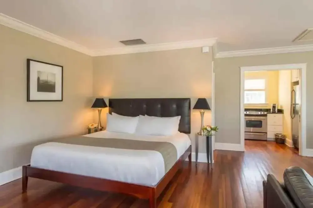 Waterside Cottage in Breakwater Inn Waterside Cottage in Breakwater Inn