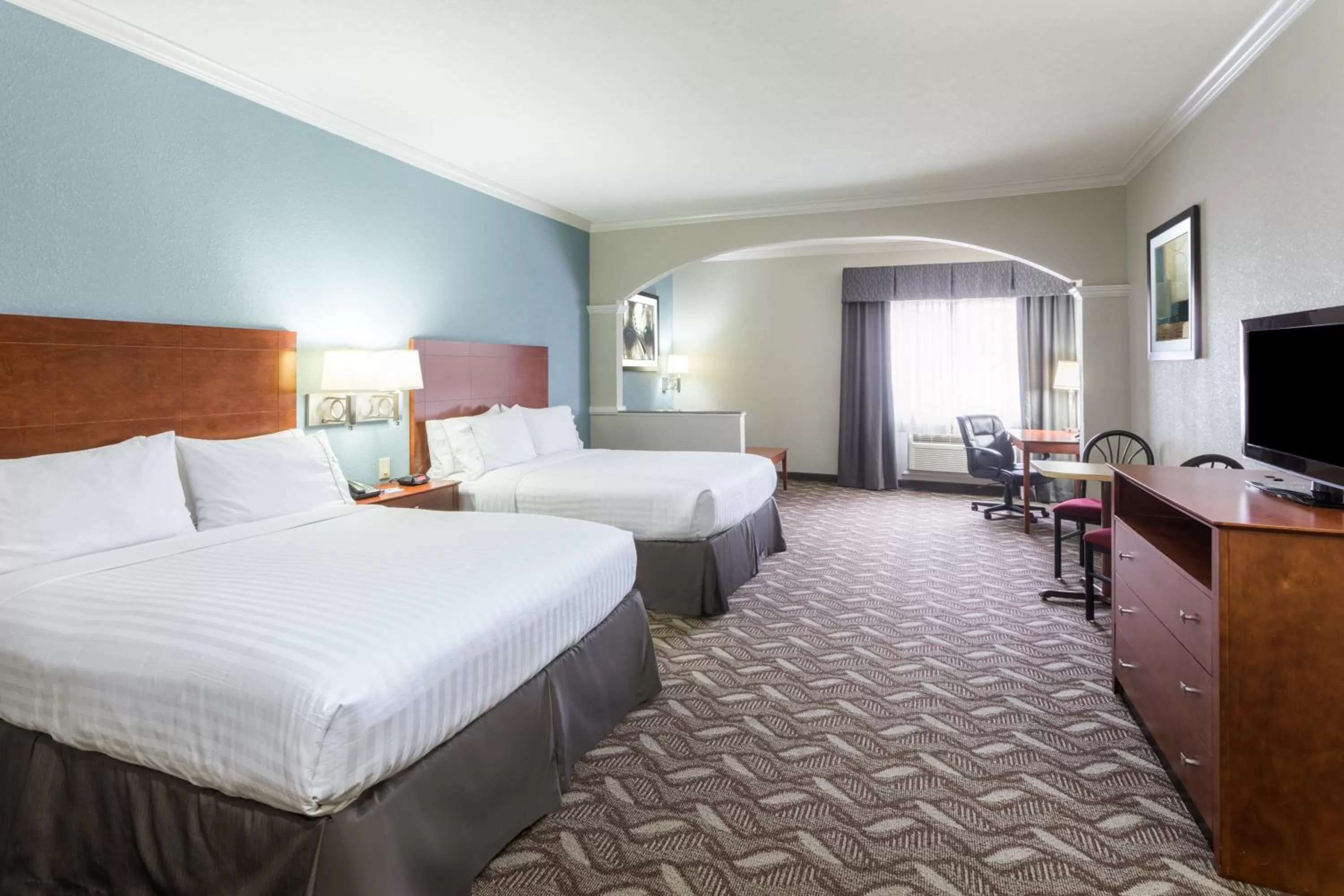 Photo of the whole room, Bed in Holiday Inn Express Hotel and Suites Lake Charles by IHG