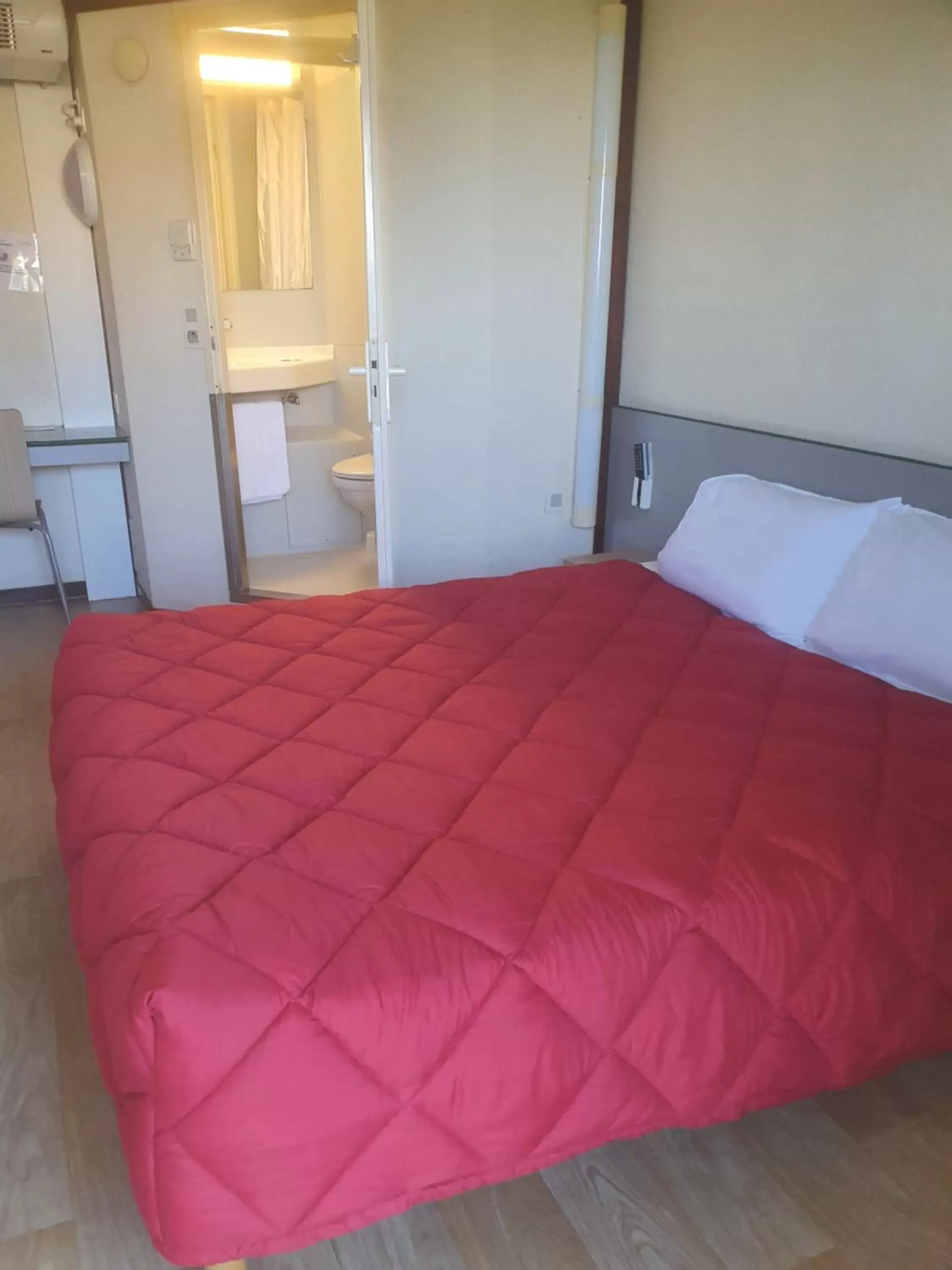 Photo of the whole room, Bed in Premiere Classe La Rochelle Sud - Angoulins