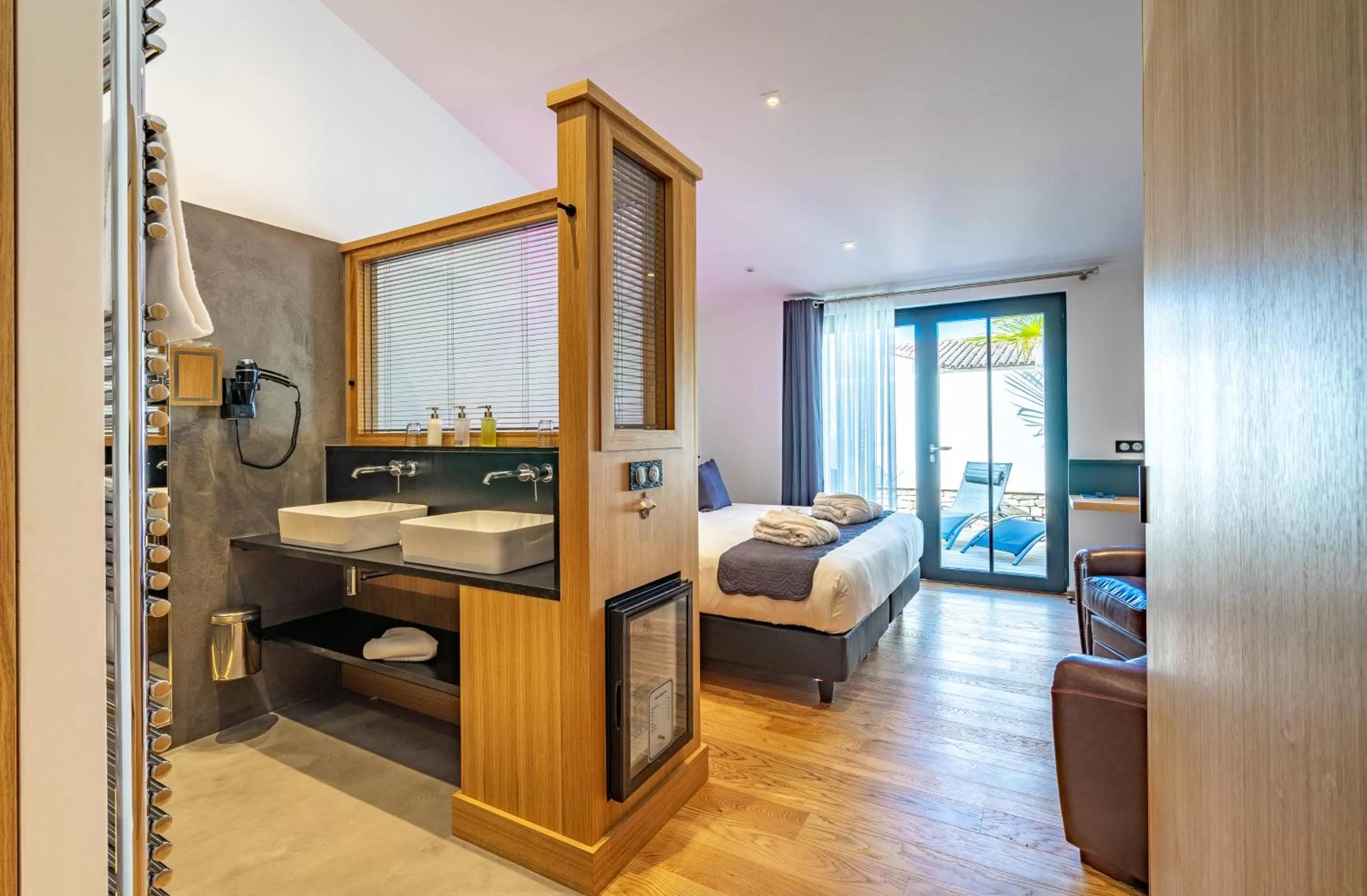 Bathroom, Bed in Hôtel Ile de Ré