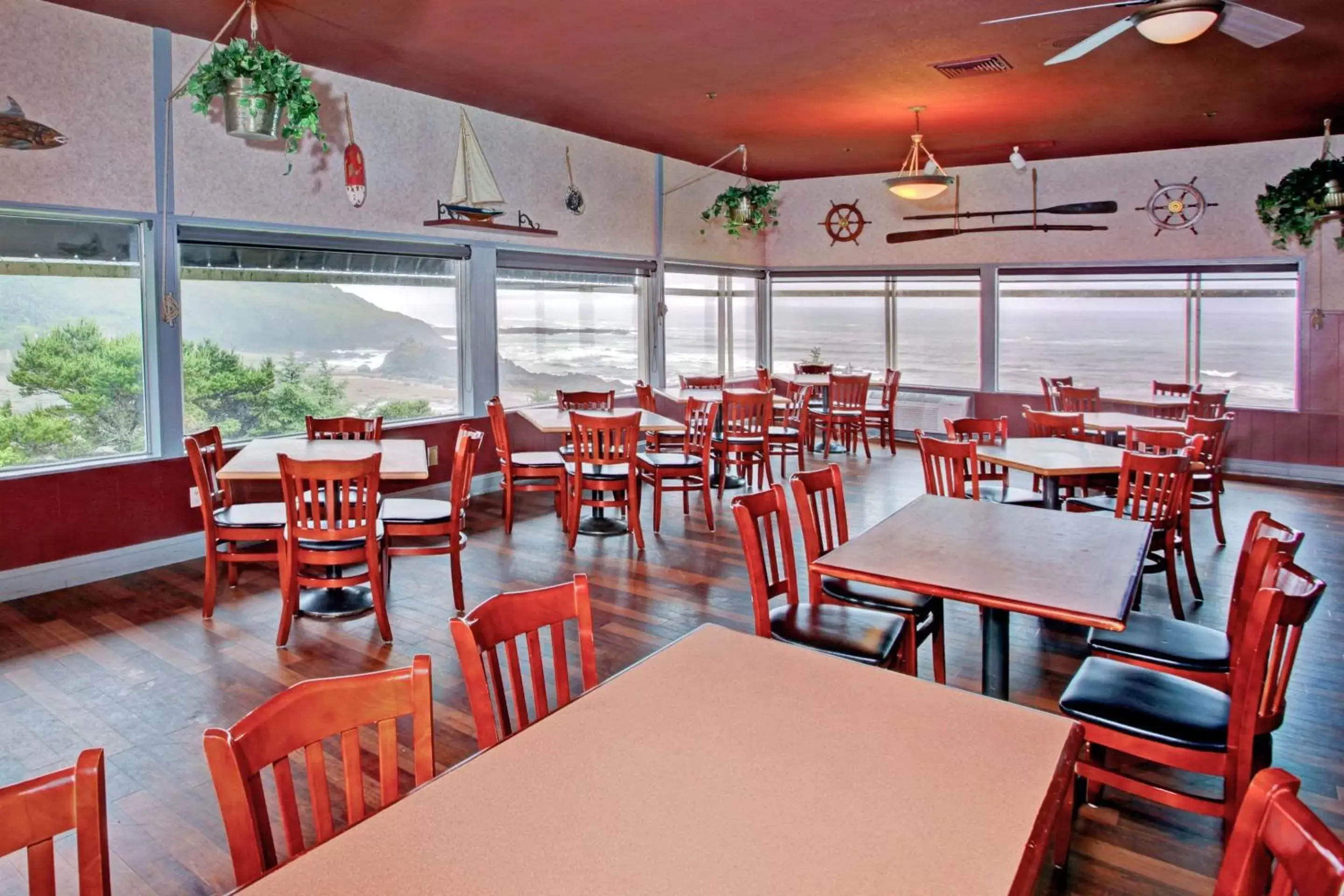 Restaurant/Places to Eat in Clarion Inn Surfrider Resort