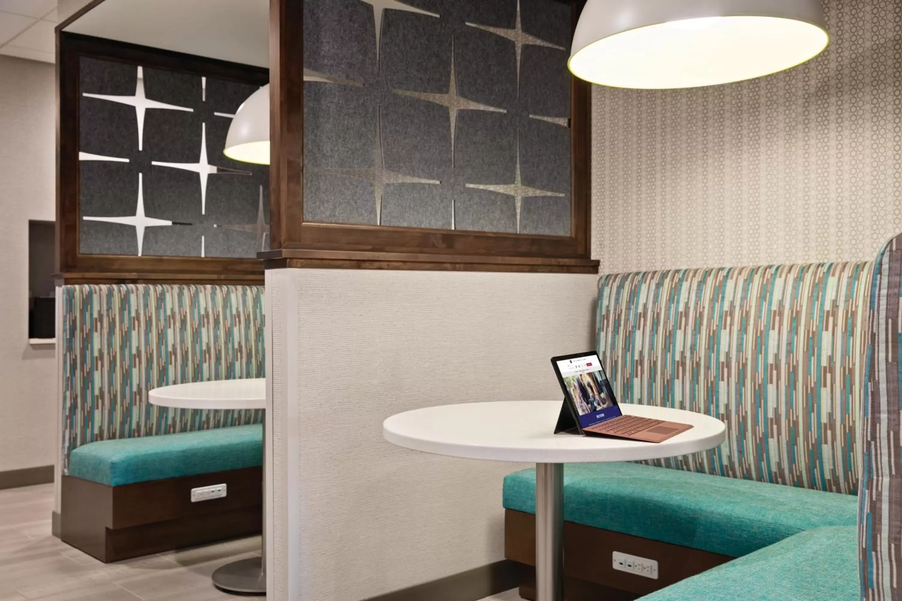 Seating area, Bathroom in Hampton Inn West Valley Salt Lake City