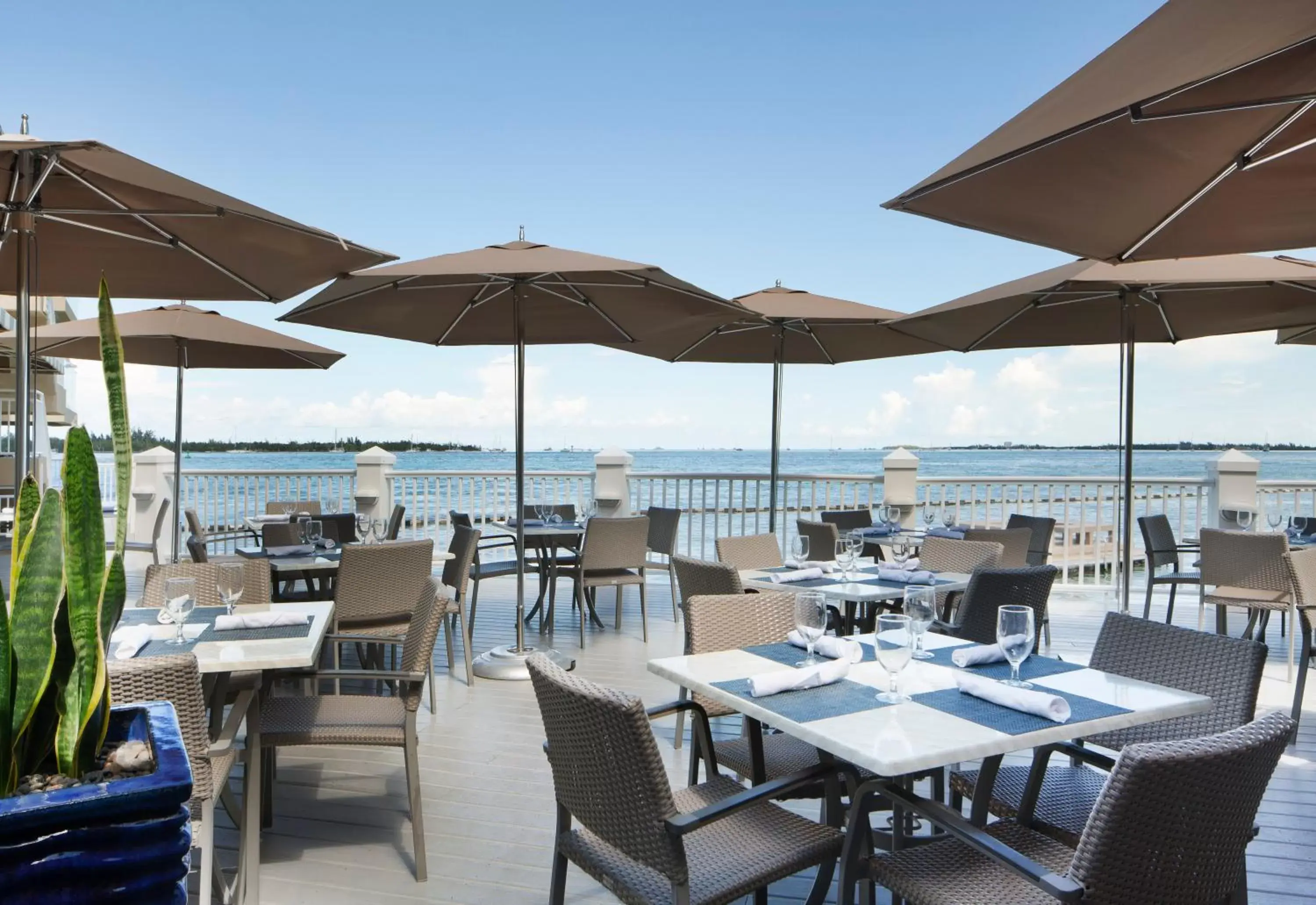 Patio, Restaurant/Places to Eat in Pier House Resort & Spa