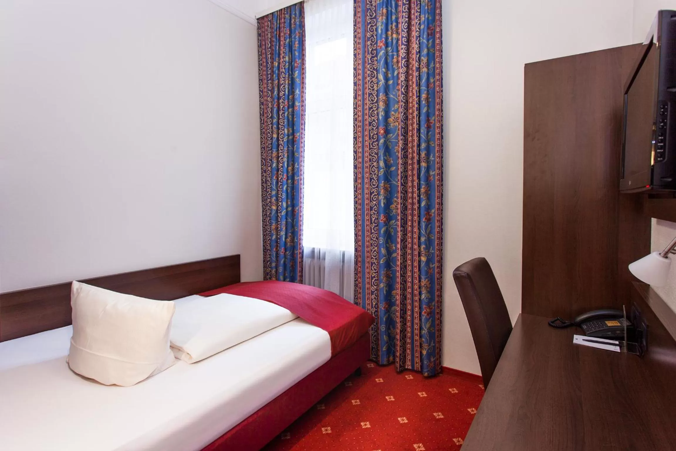 Day, Bed in Centro Hotel National Frankfurt City, Trademark Collection by Wyndham