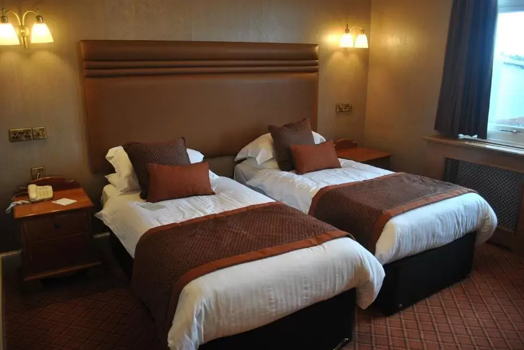 Photo of the whole room, Bed in Cairndale Hotel And Leisure Club