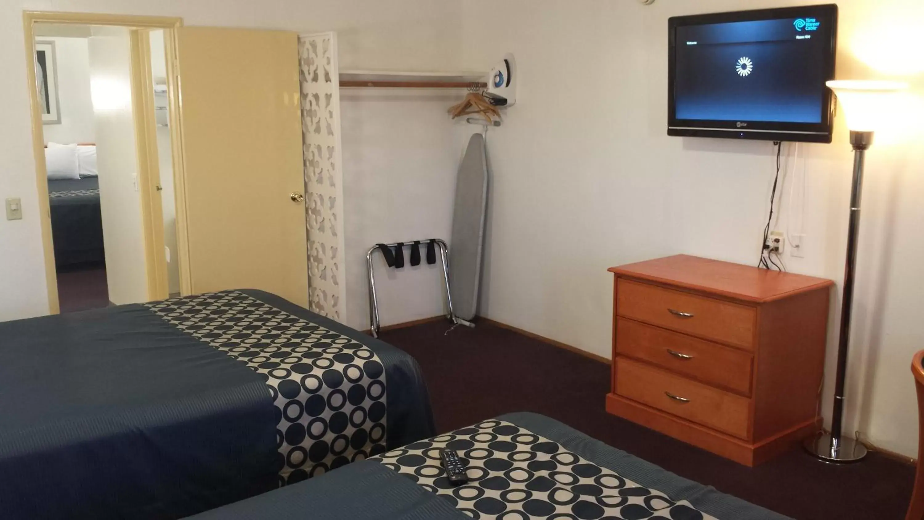 Bed, TV/Entertainment Center in Americas Best Value Inn Beaumont California