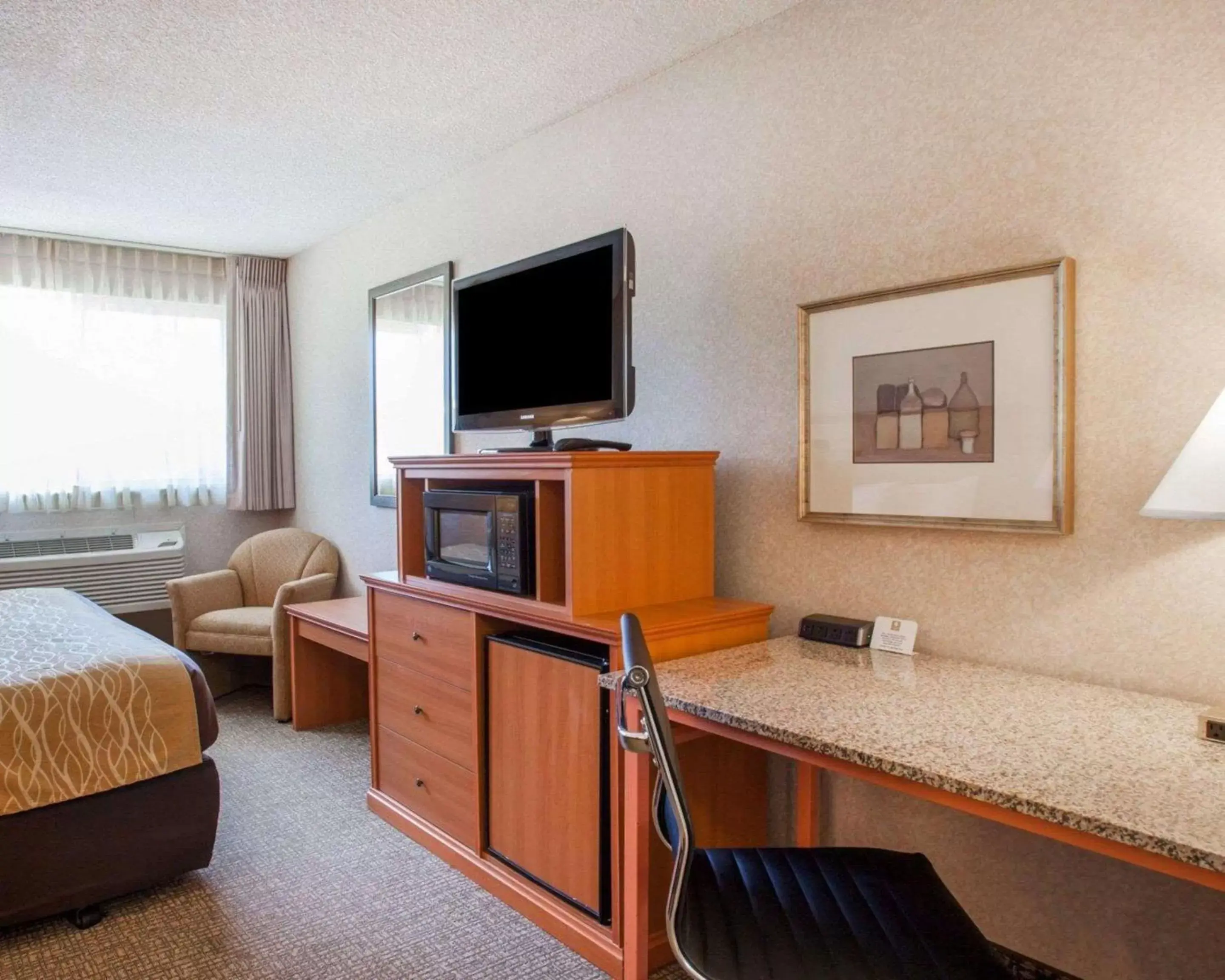 Photo of the whole room, TV/Entertainment Center in Comfort Inn Kirkland