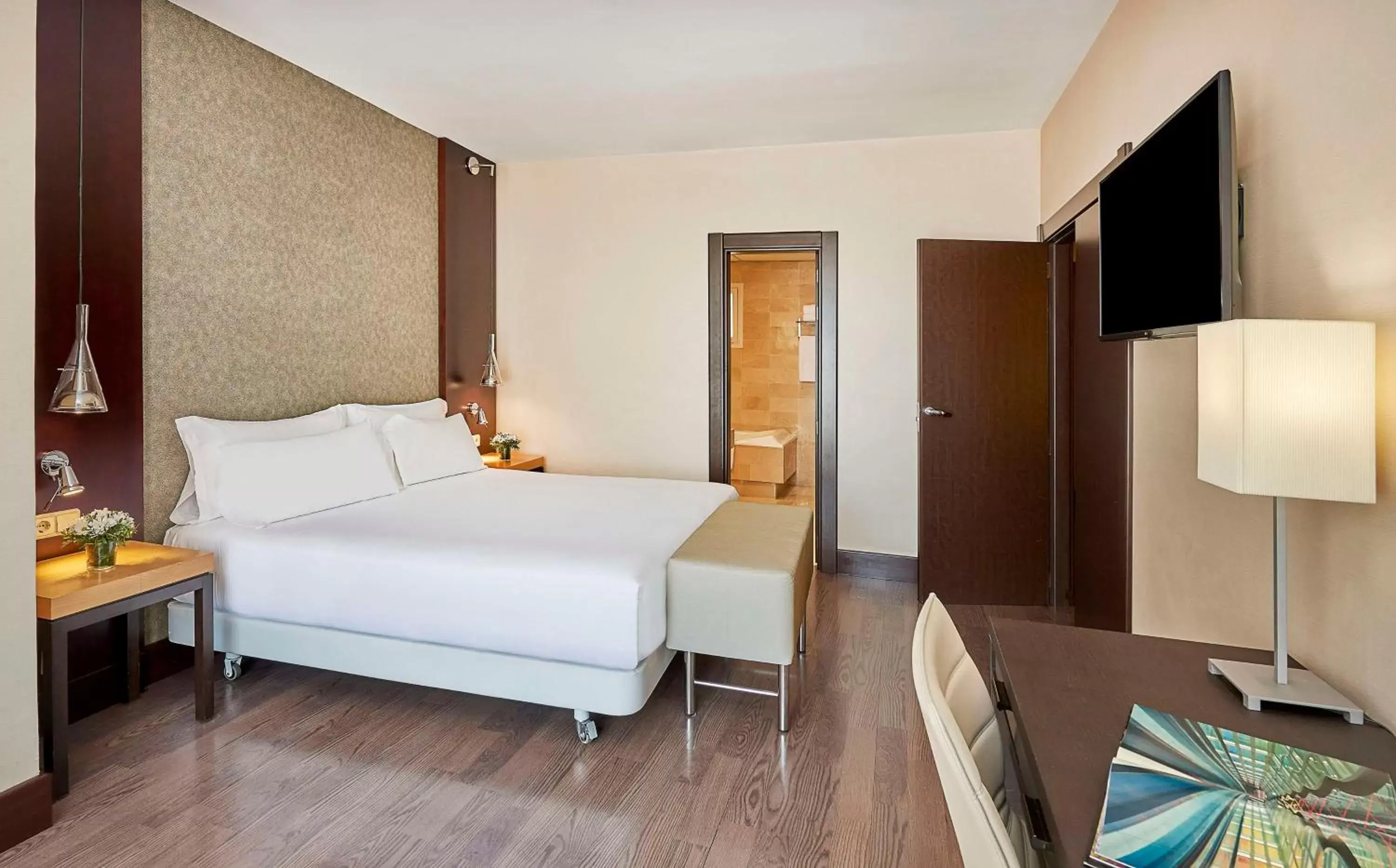 Photo of the whole room, Bed in NH Barcelona Eixample