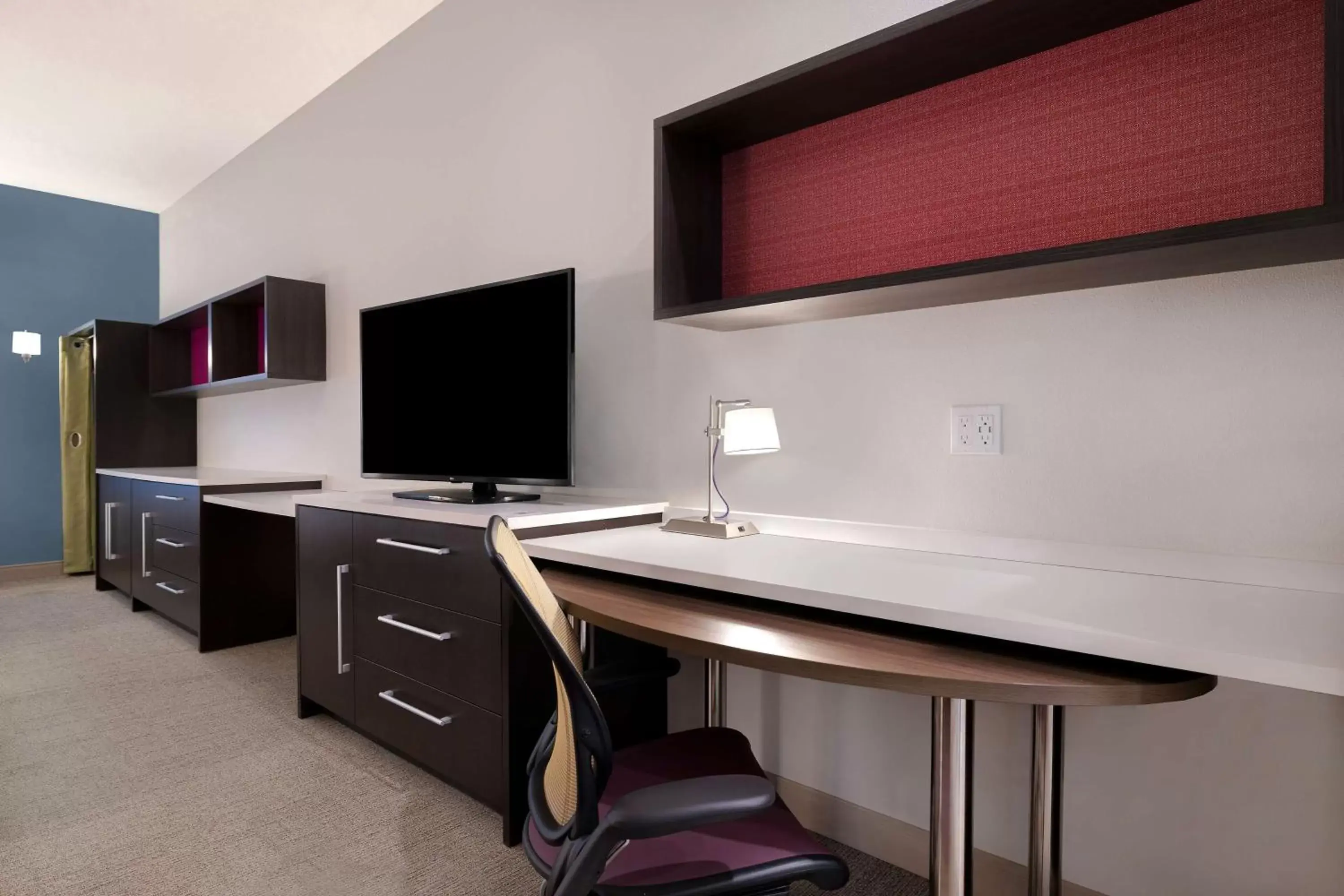 Bedroom, TV/Entertainment Center in Home2 Suites By Hilton Redding