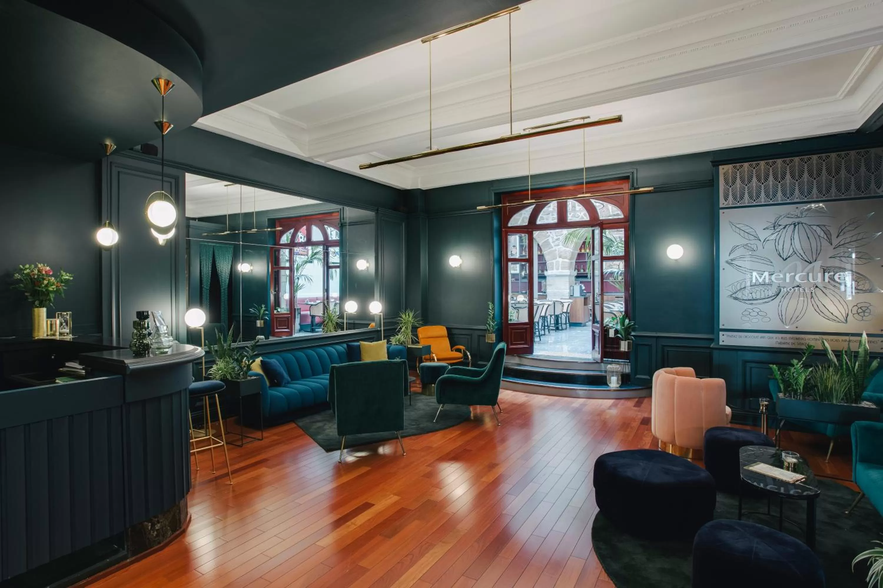 Library in Hôtel Mercure Bayonne Centre Le Grand Hotel