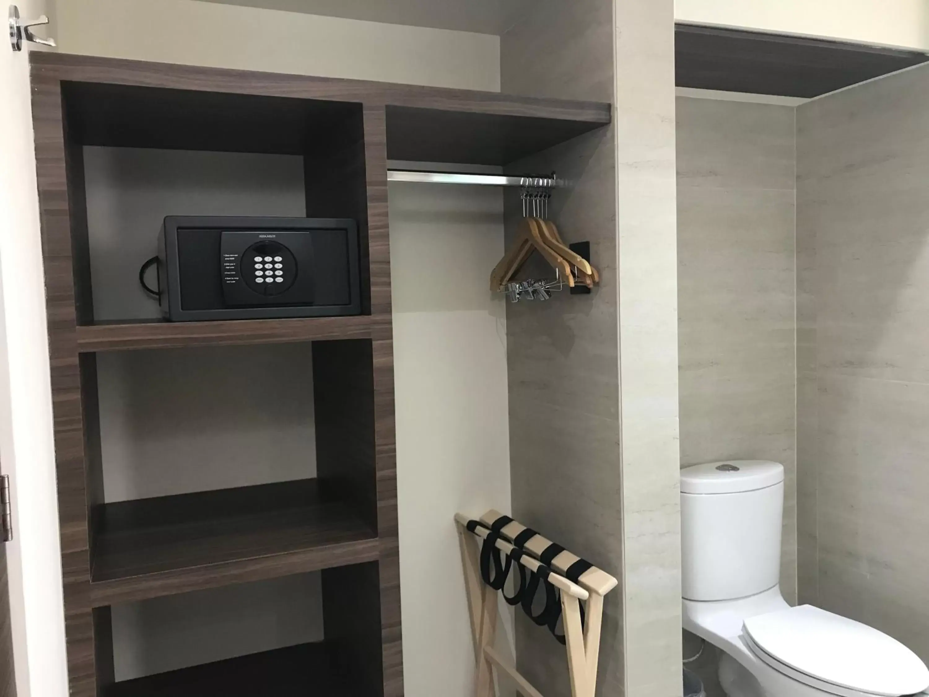 Toilet, Bathroom in MC Suites Mexico City