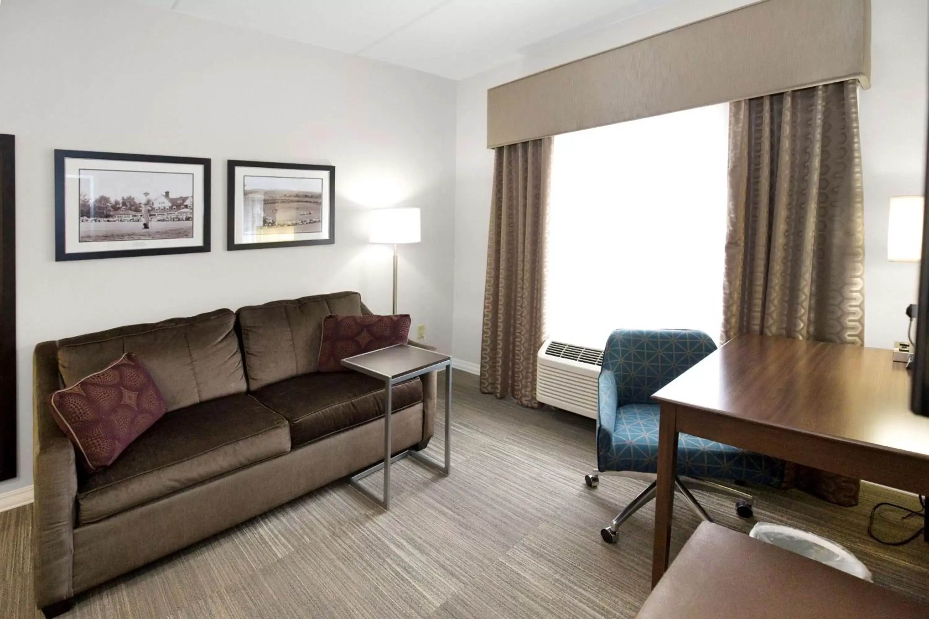 Living room, Seating Area in Hampton Inn & Suites - Pittsburgh/Harmarville, PA