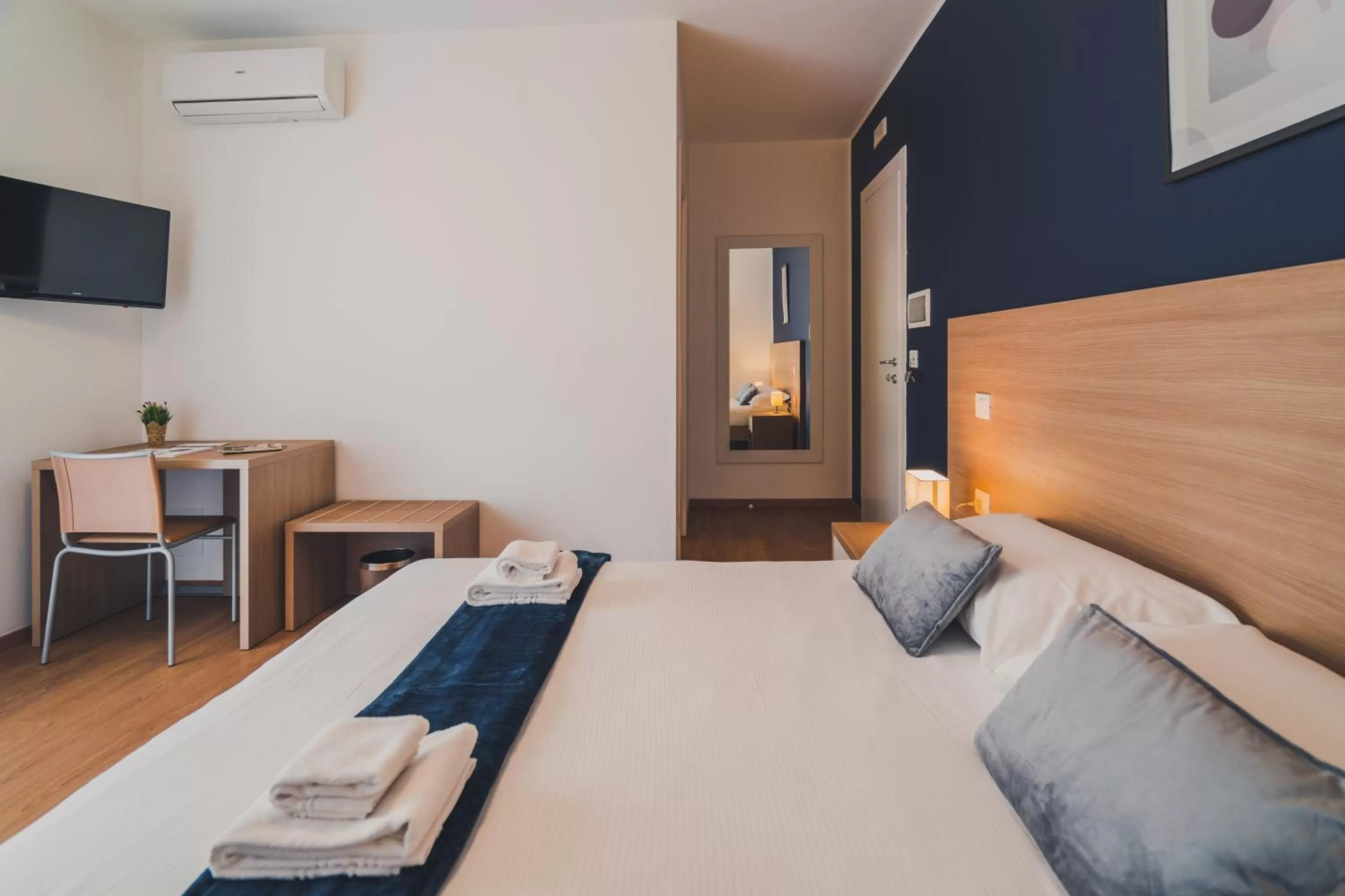 Photo of the whole room, Bed in Trip Room & Breakfast