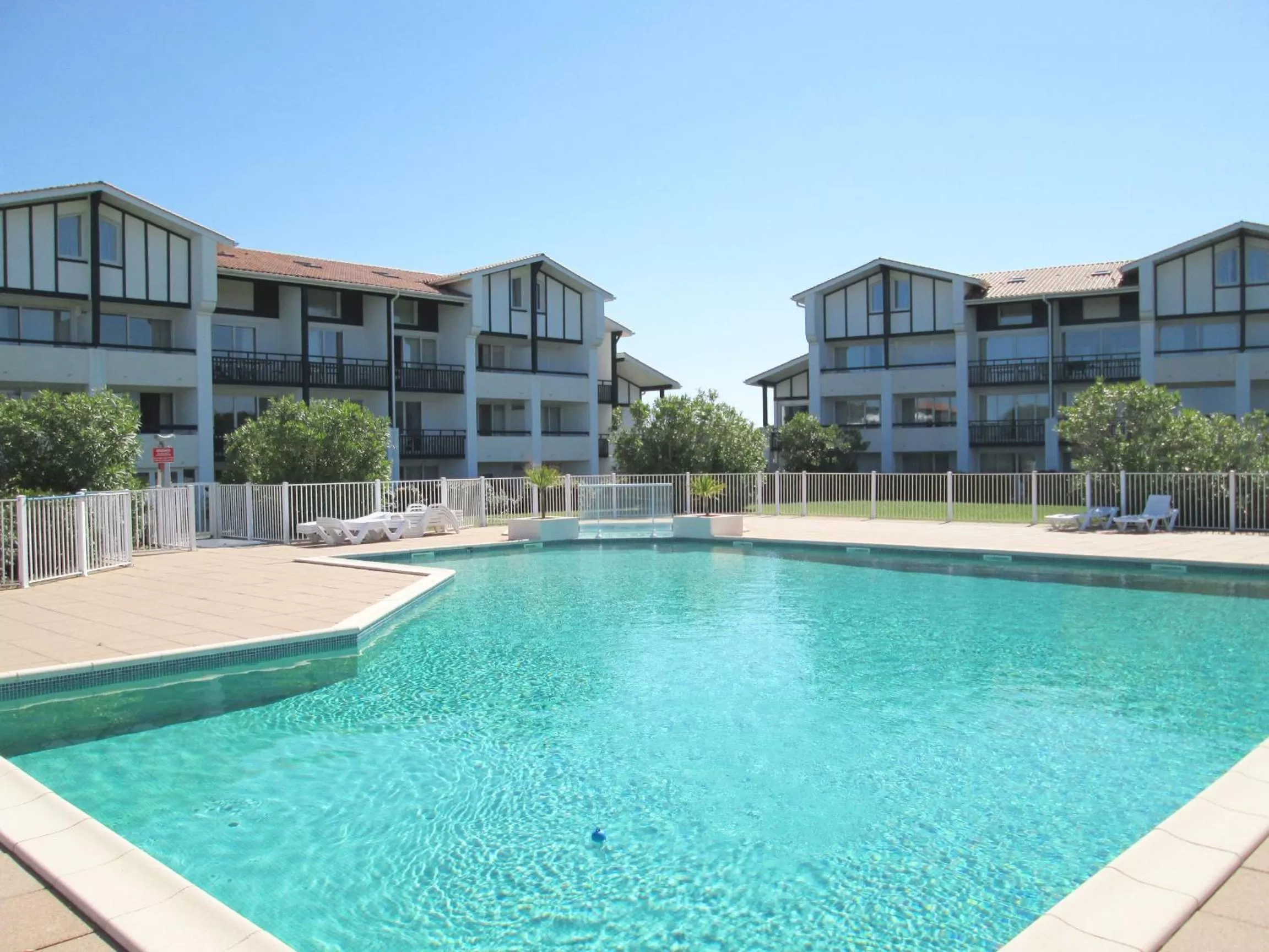 Swimming pool in Résidence Mer & Golf Ilbarritz