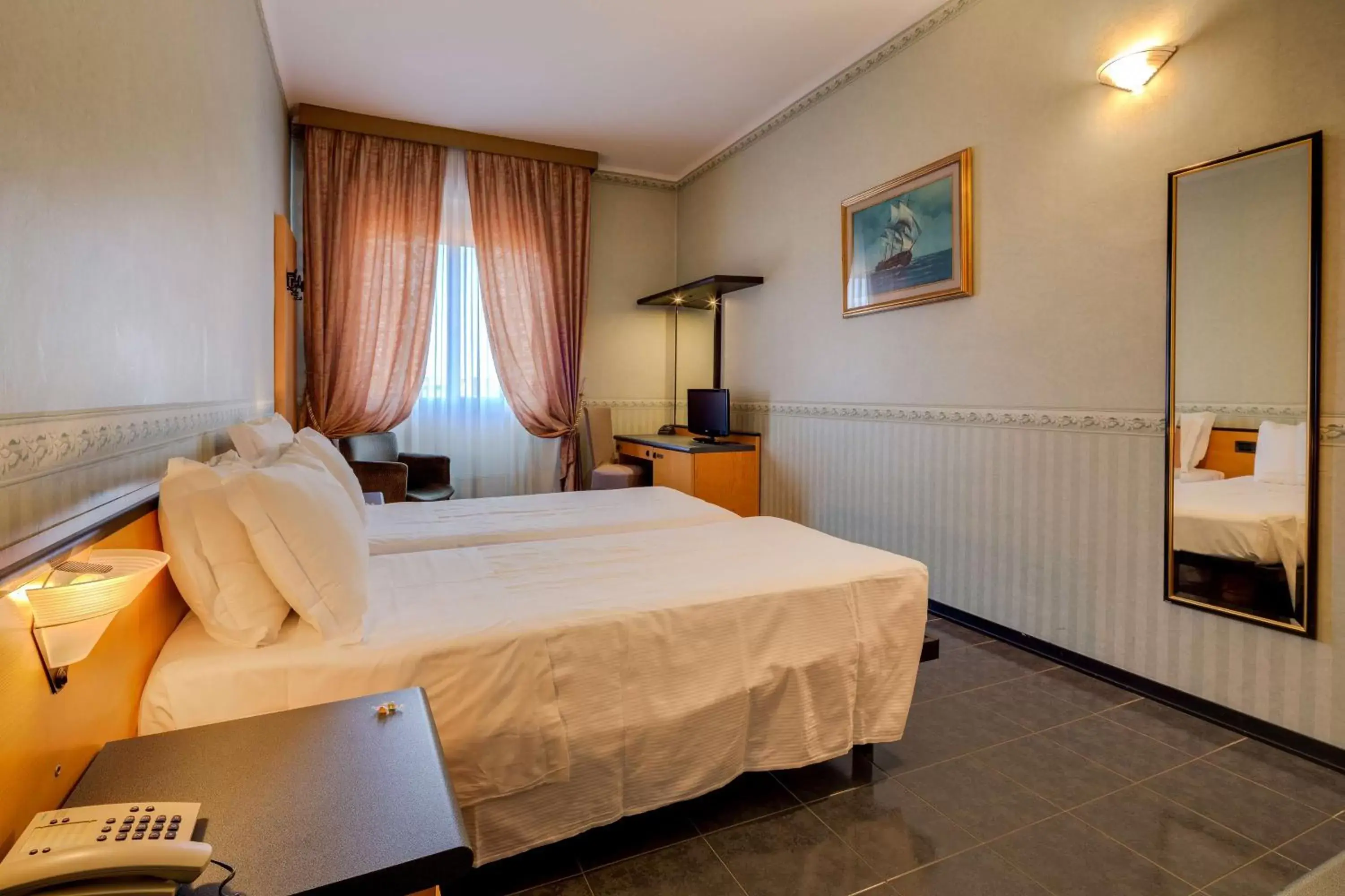 Photo of the whole room, Bed in Hotel San Donato - Bologna centro