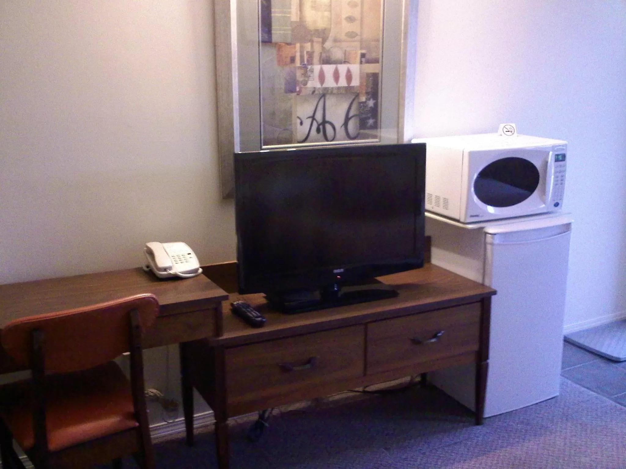 Bedroom, TV/Entertainment Center in Caravan INN