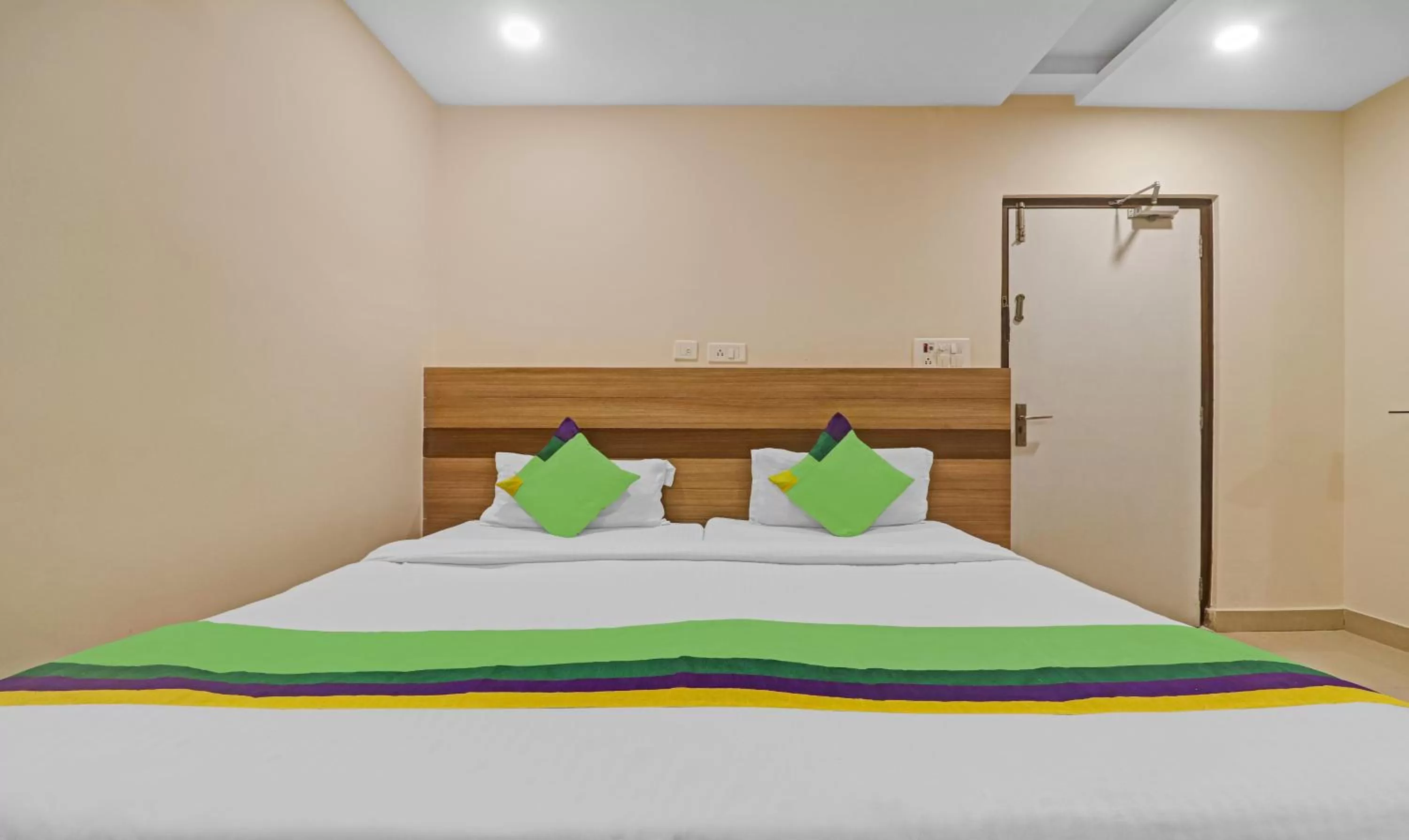 Bedroom, Bed in Treebo Pride Inn Botanica