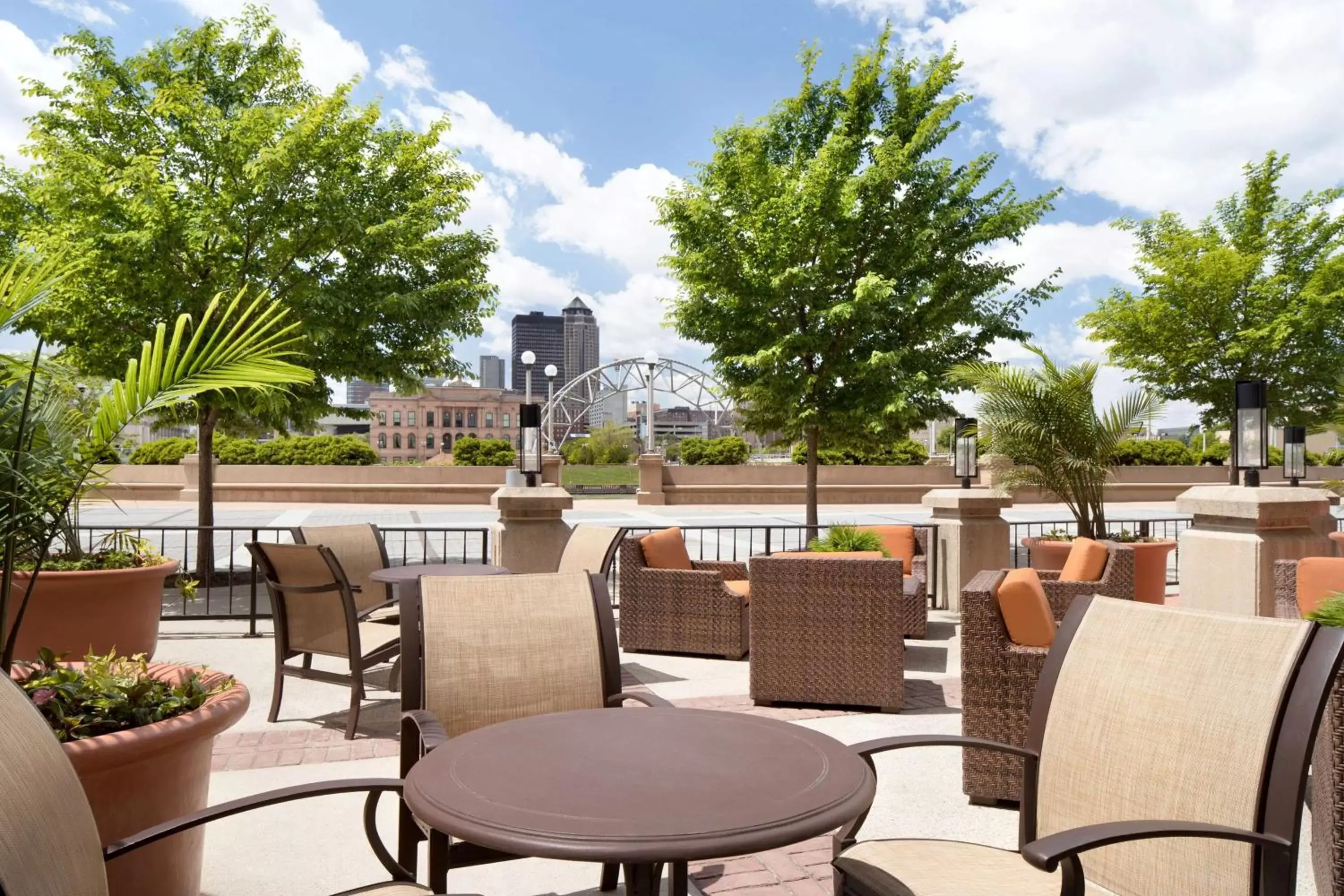 Patio, Restaurant/Places to Eat in Embassy Suites Des Moines Downtown