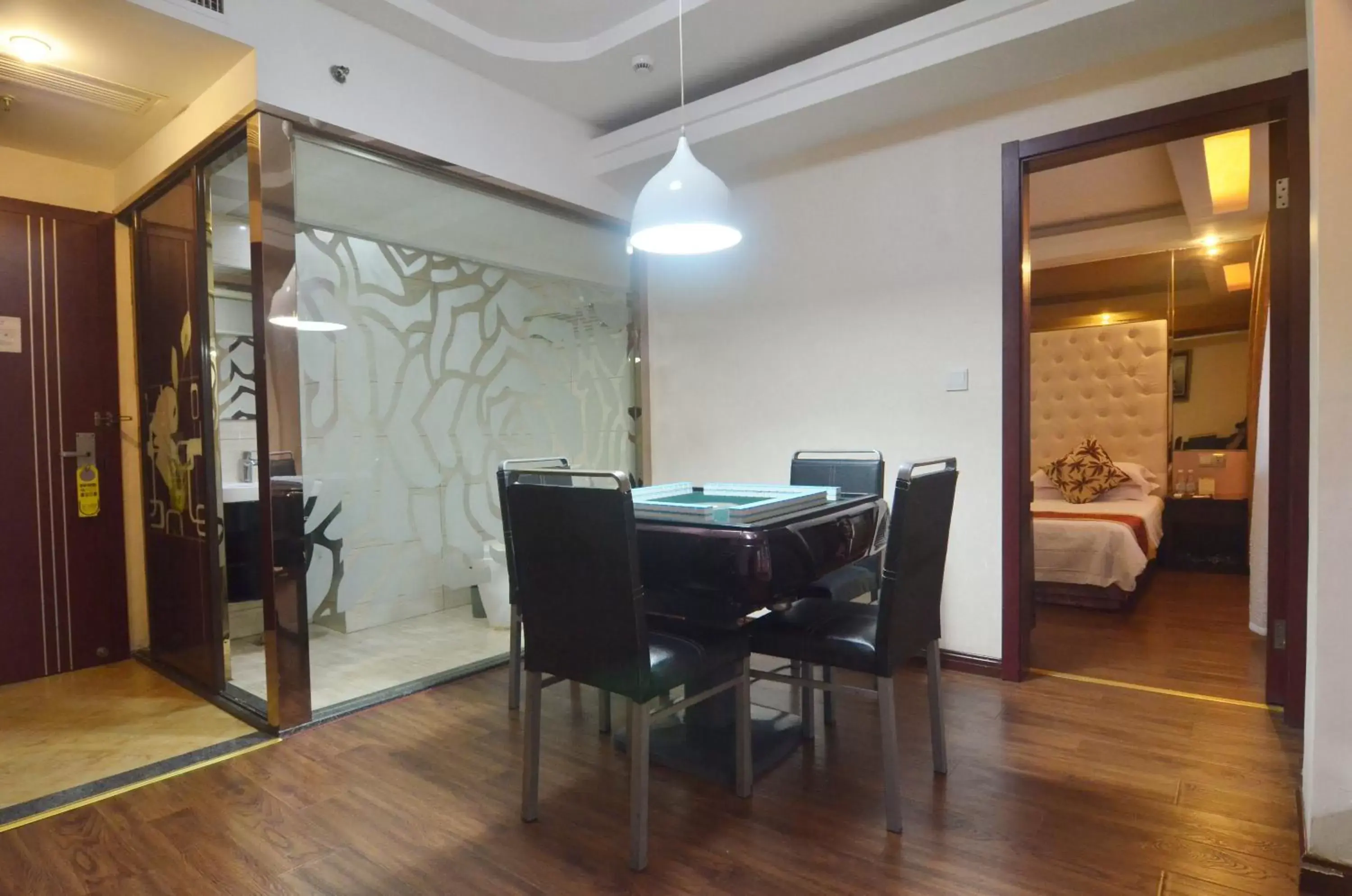 Photo of the whole room, Dining Area in Yiwu Yuejia Business Hotel