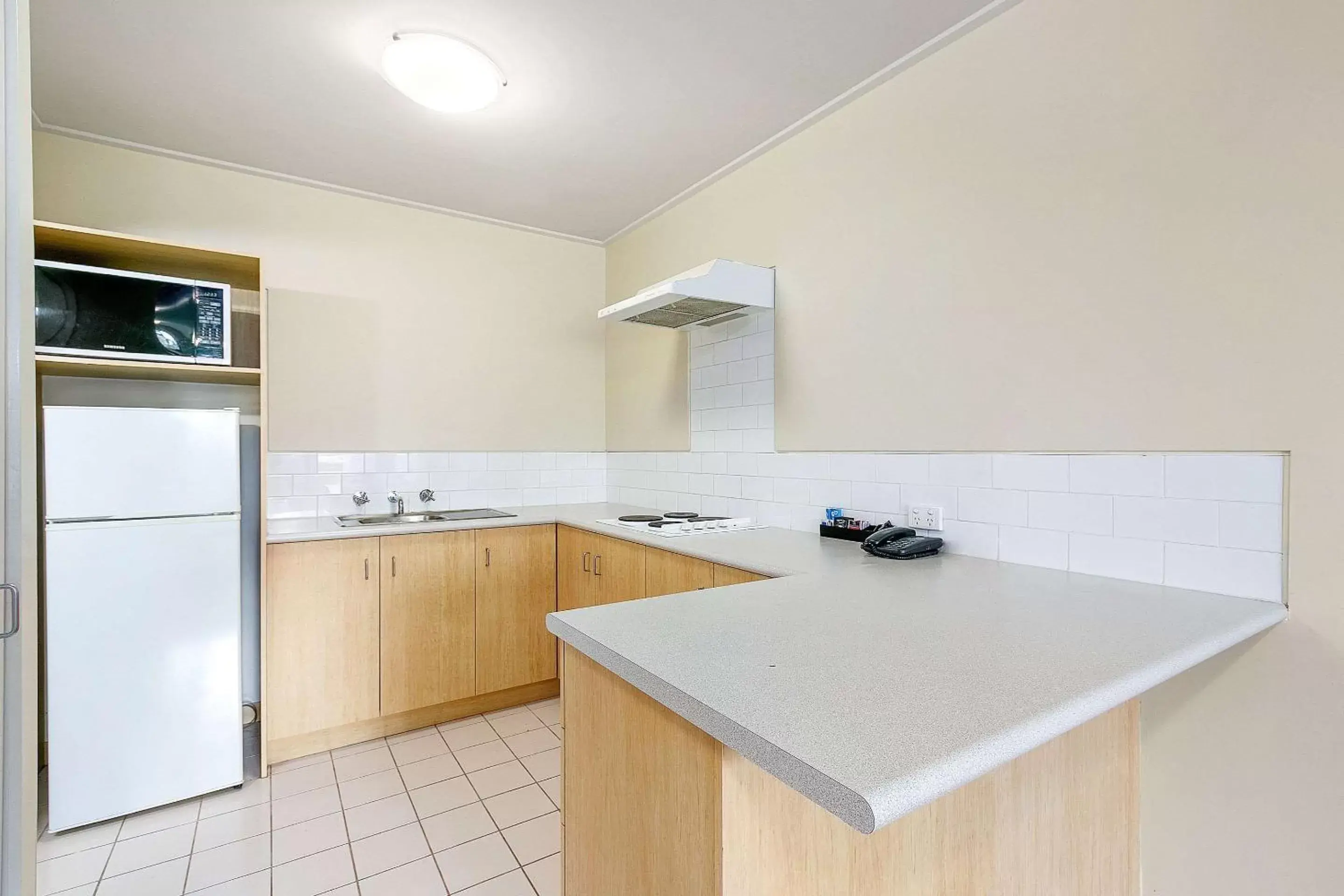 Photo of the whole room, Kitchen/Kitchenette in Knox International Hotel and Apartments