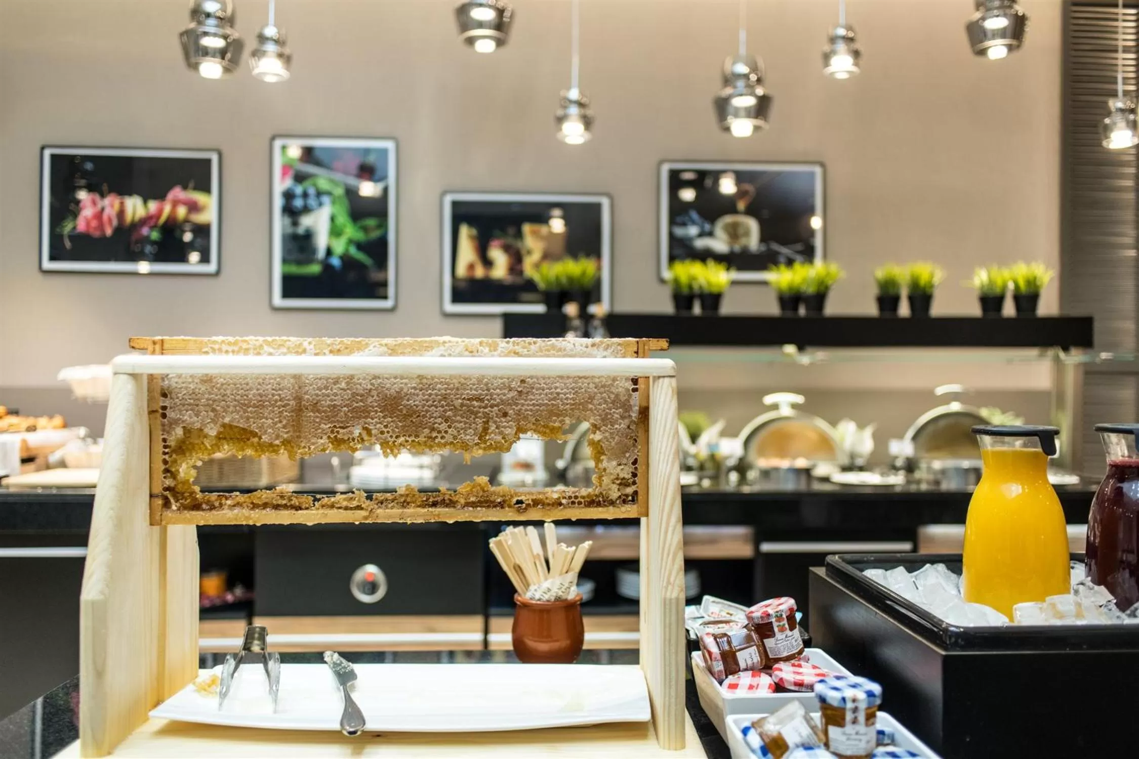 Restaurant/places to eat in Sky Blue Hotel & Spa