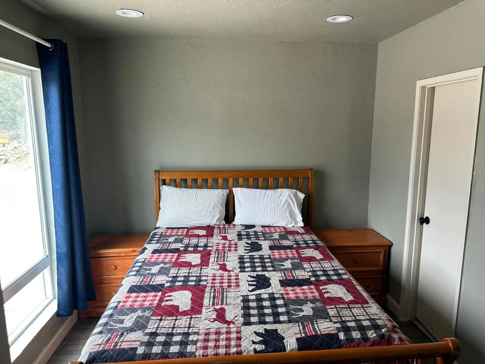 Bed in Mountain Trail Lodge and Vacation Rentals
