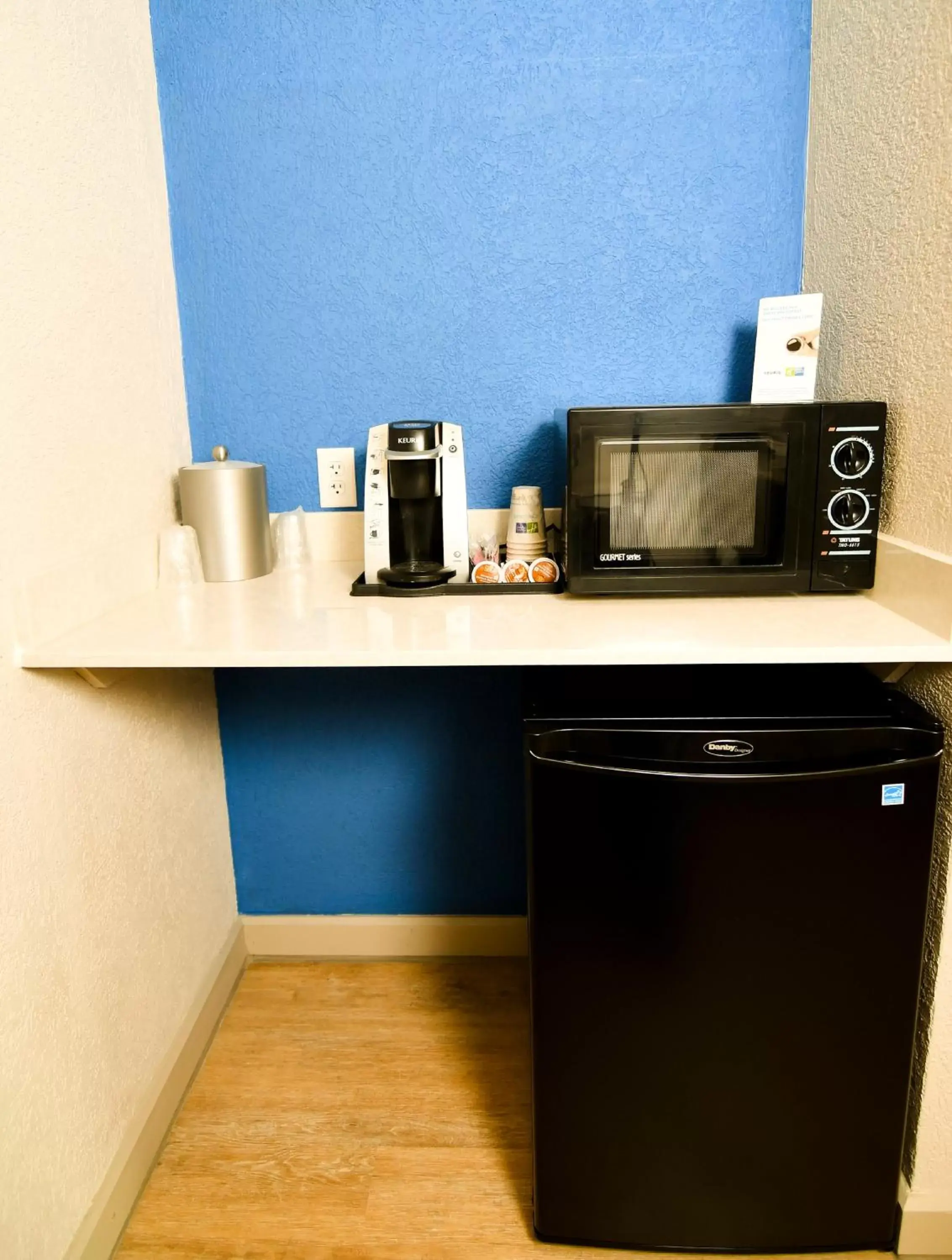 Photo of the whole room, Kitchen/Kitchenette in Holiday Inn Express Hotel & Suites Port Clinton-Catawba Island, an IHG Hotel