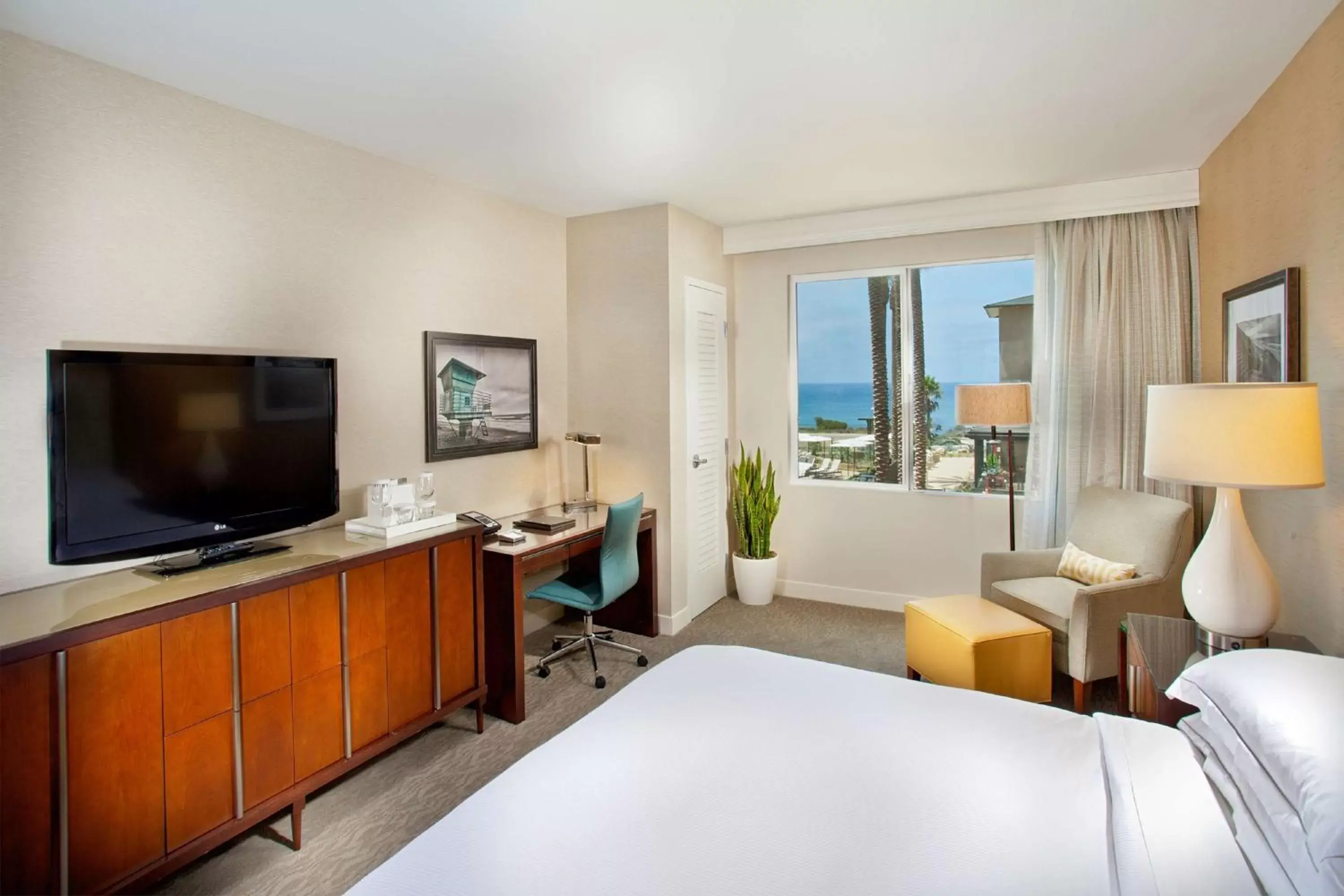 Bed, TV/Entertainment Center in Cape Rey Carlsbad Beach, A Hilton Resort & Spa