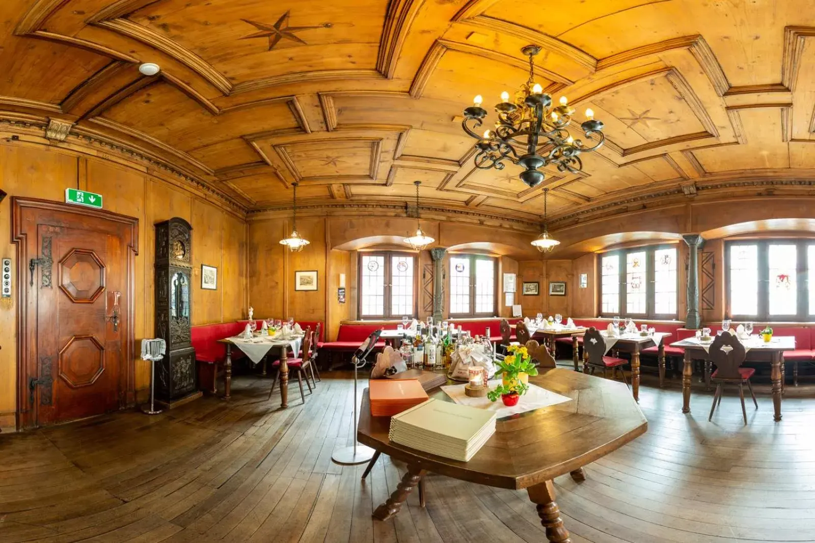 Restaurant/Places to Eat in Zunfthaus zur Rebleuten