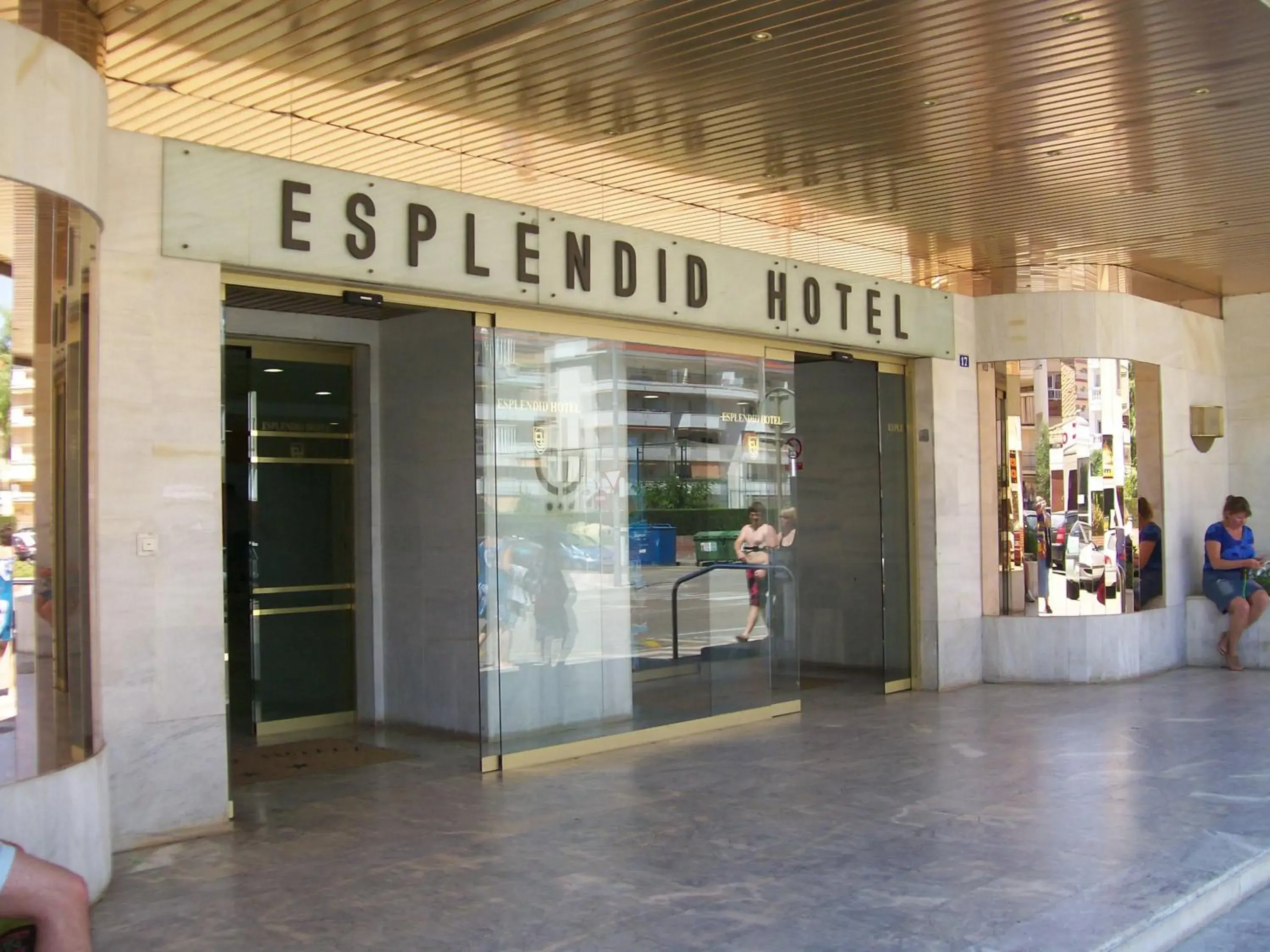 Facade/entrance in Hotel Esplendid