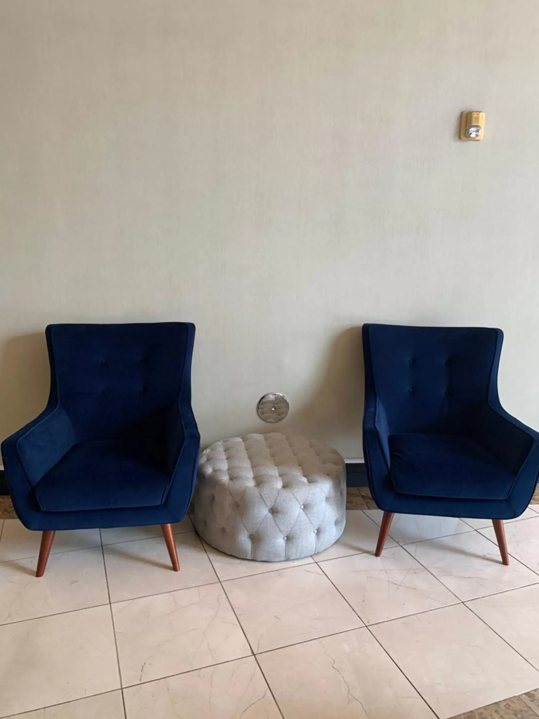 Seating Area in Hotel Marguerite Anaheim - Garden Grove, Trademark Collection