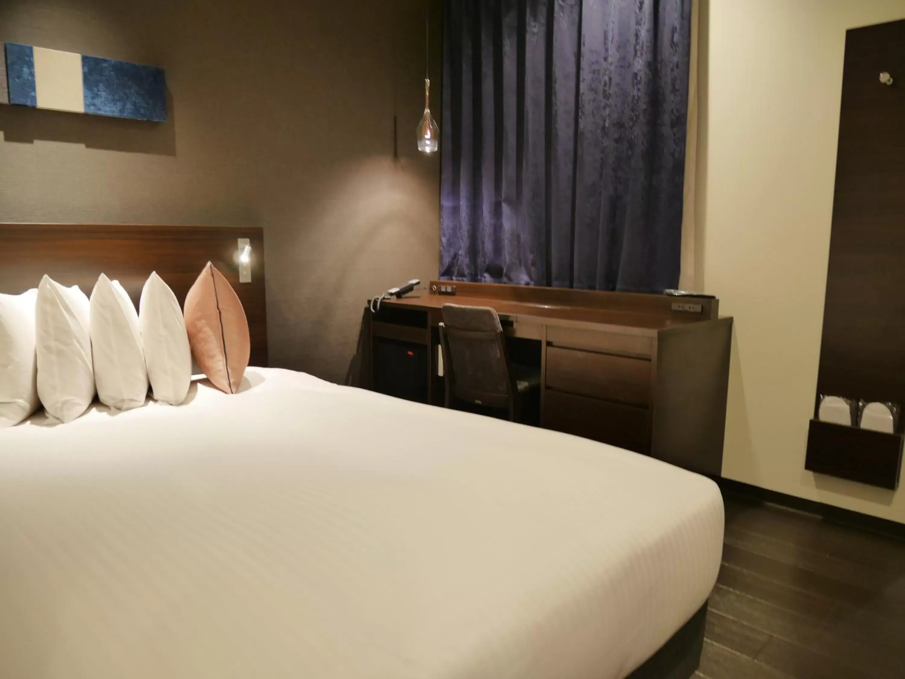 Photo of the whole room, Bed in Red Roof Inn & Suites Osaka Namba Nipponbashi