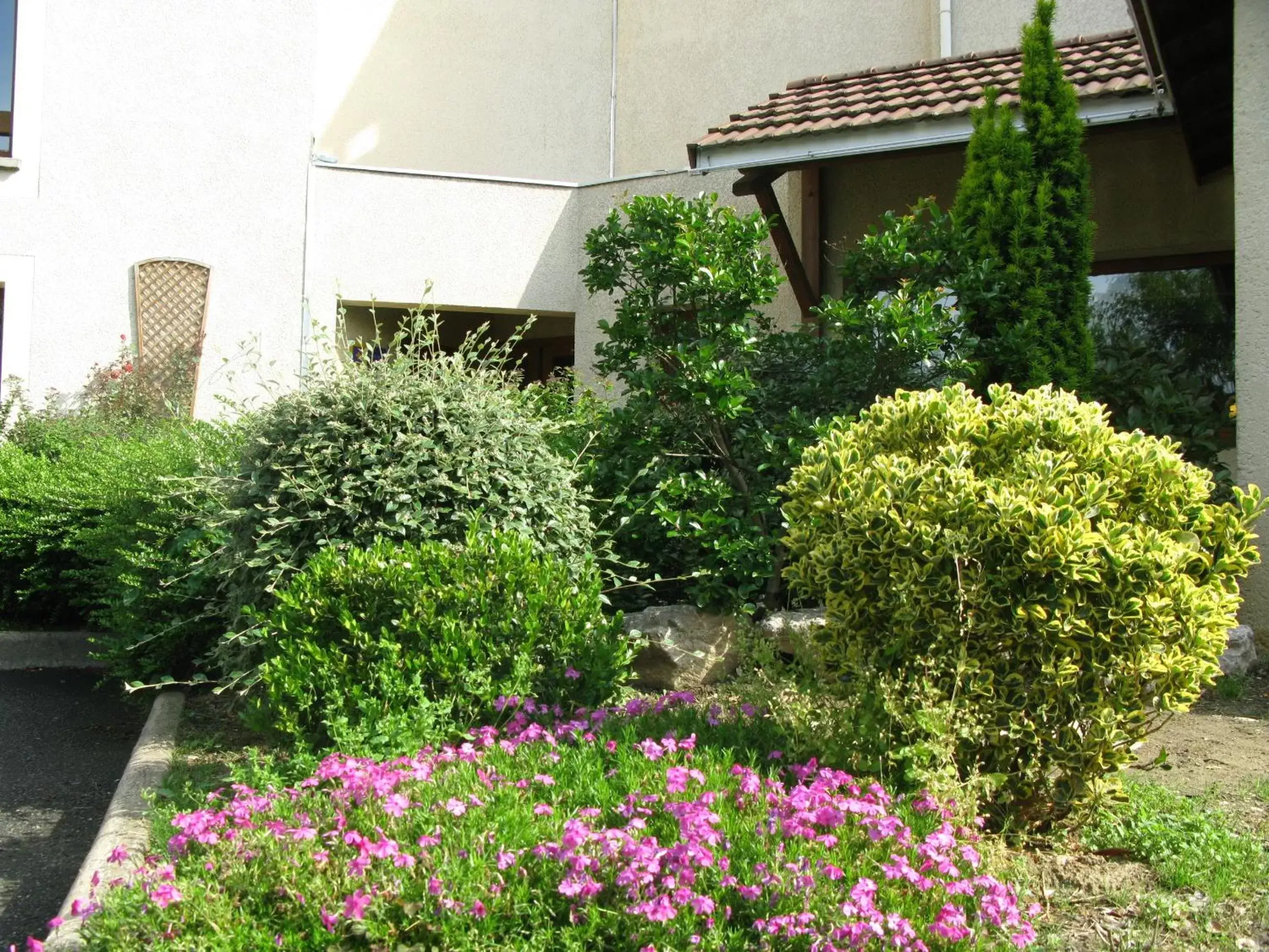 Facade/entrance, Property Building in Hotel Lyon Nord, Massieux - Restaurant Maison Germains