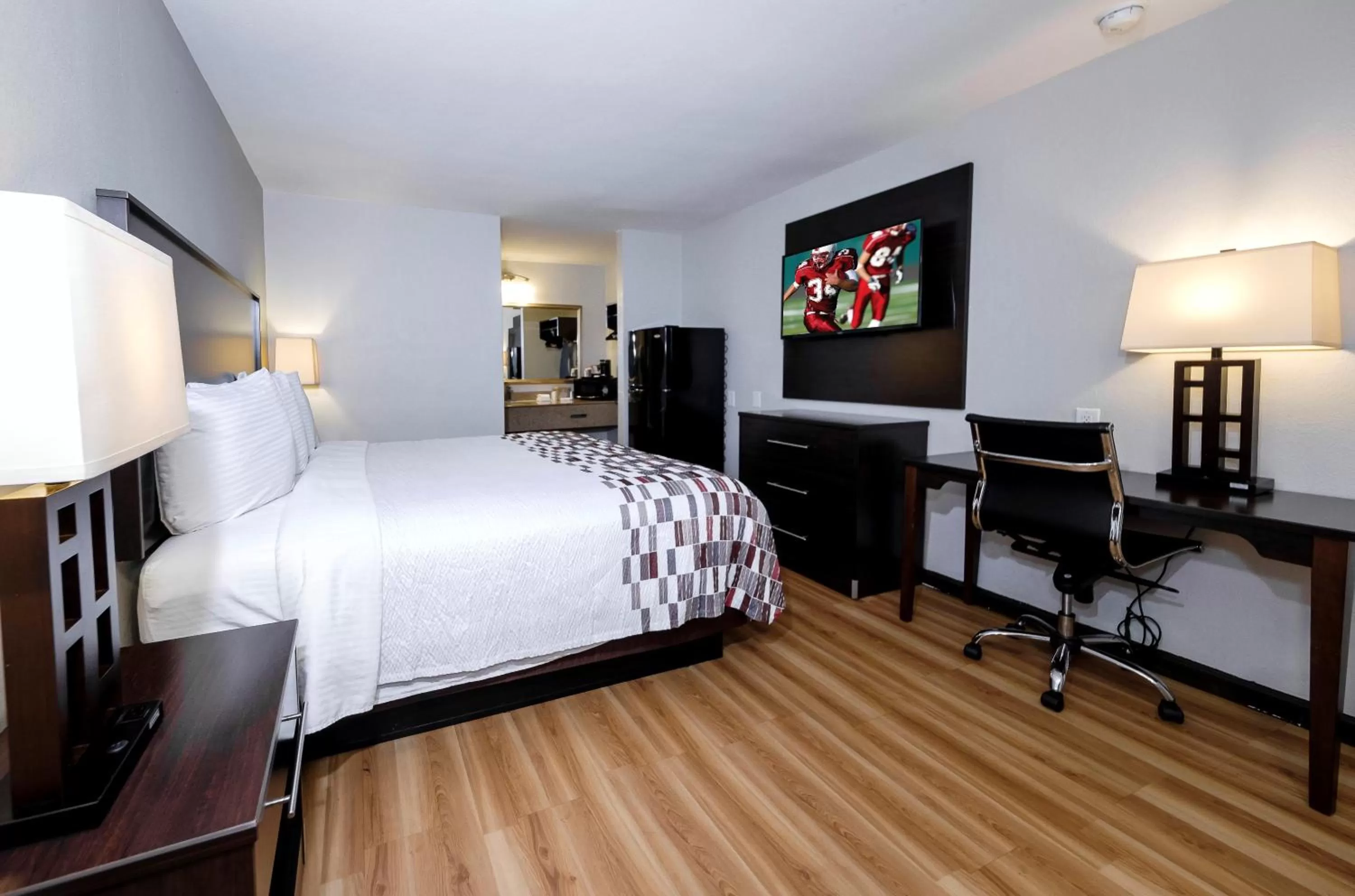 Superior King Room Smoking in Red Roof Inn Arlington - Entertainment District