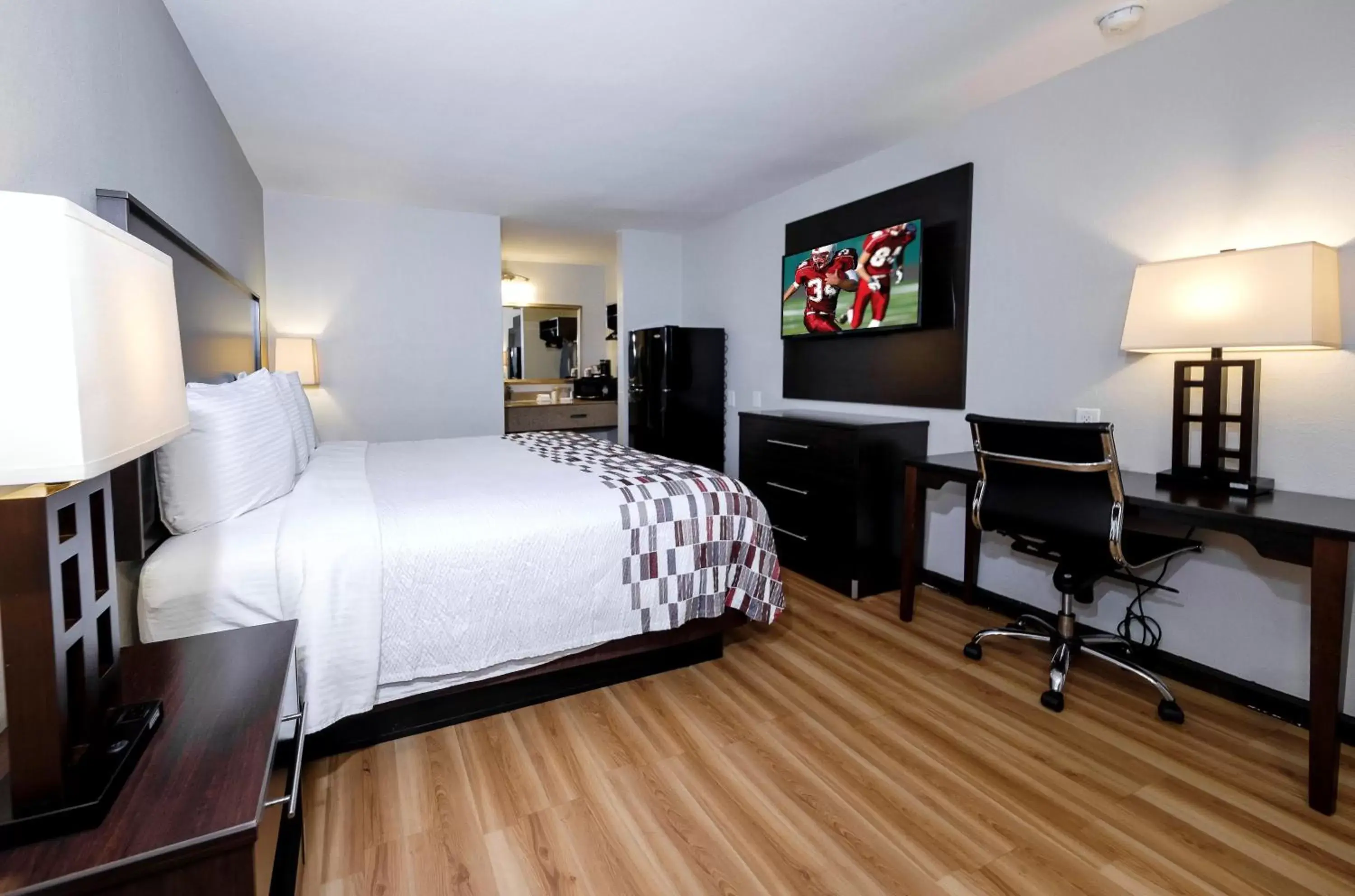 Photo of the whole room, Room Photo in Red Roof Inn Arlington - Entertainment District