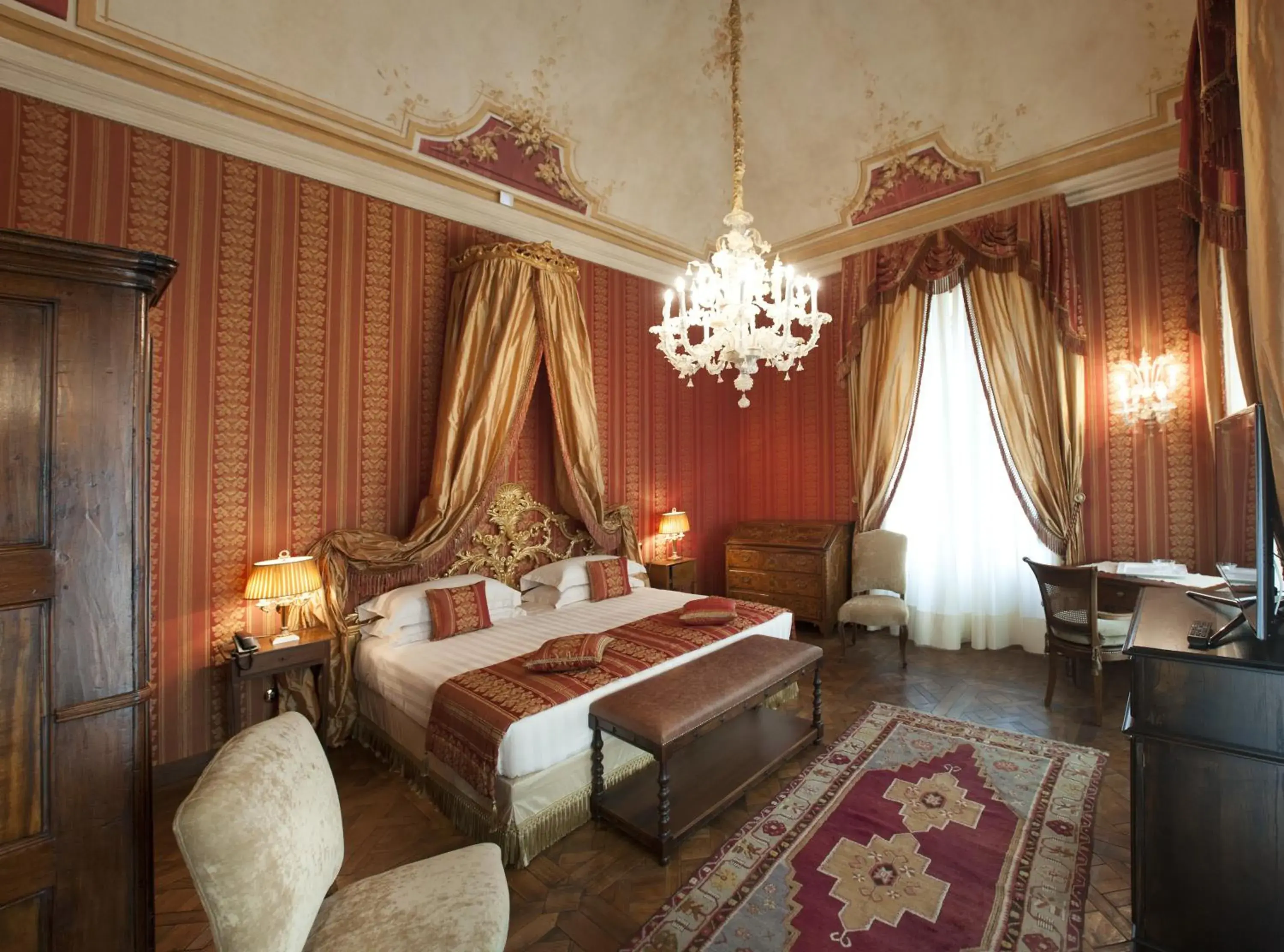 Photo of the whole room, Bed in Castello di Guarene