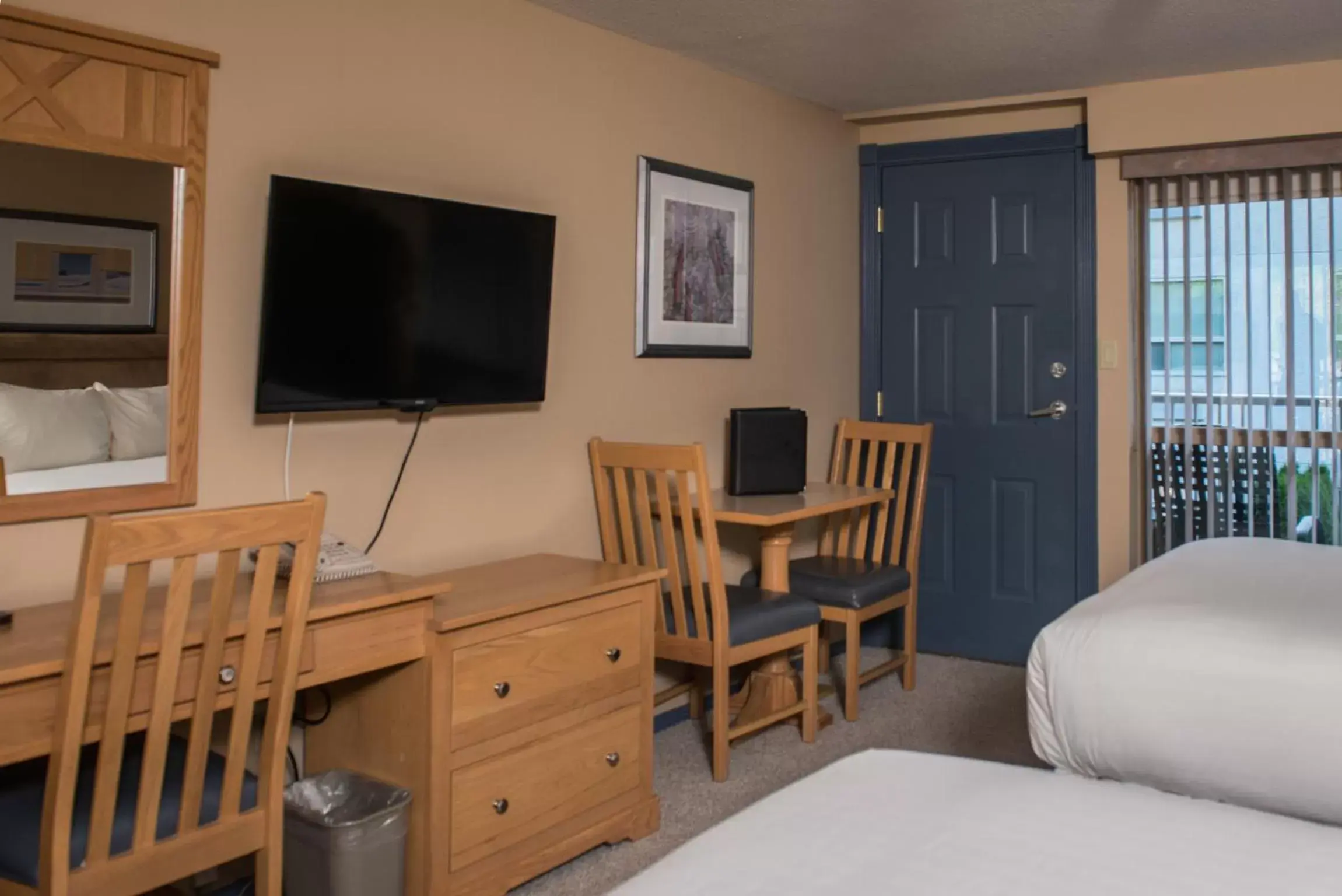 Photo of the whole room, TV/Entertainment Center in Hilltop Inn - Salmon Arm