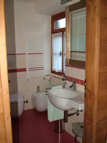 Day, Bathroom in Hotel Dente Del Gigante