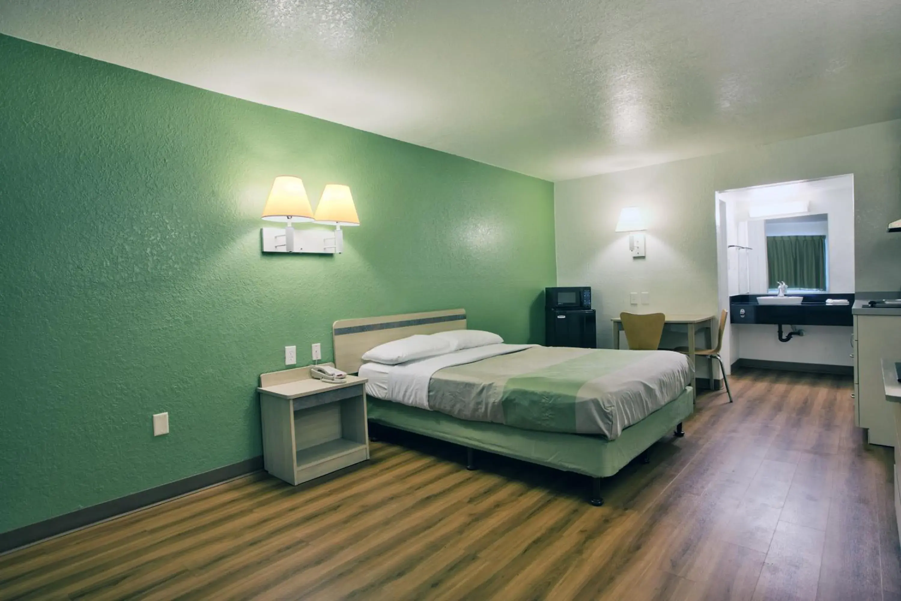 Bedroom, Bed in Motel 6-Tallahassee, FL - Downtown