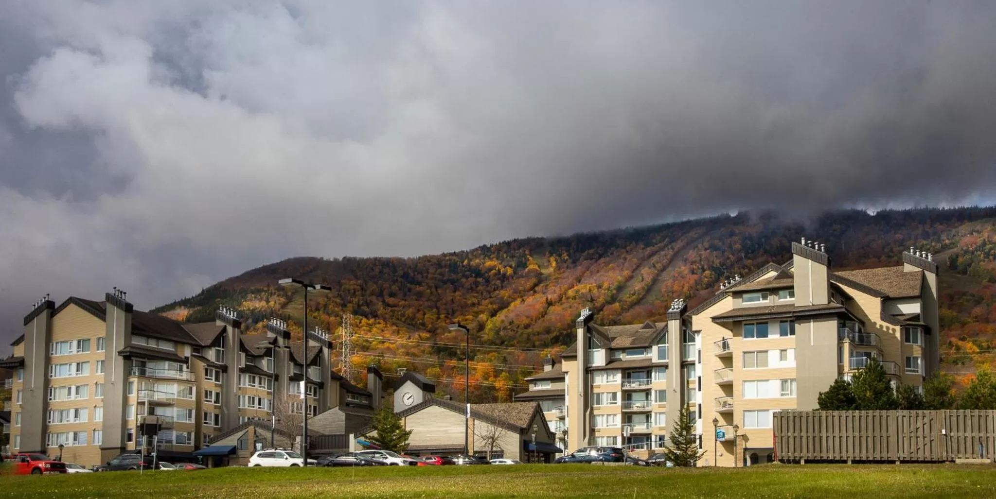 Facade/entrance in Hébergement Mont-Ste-Anne Condos