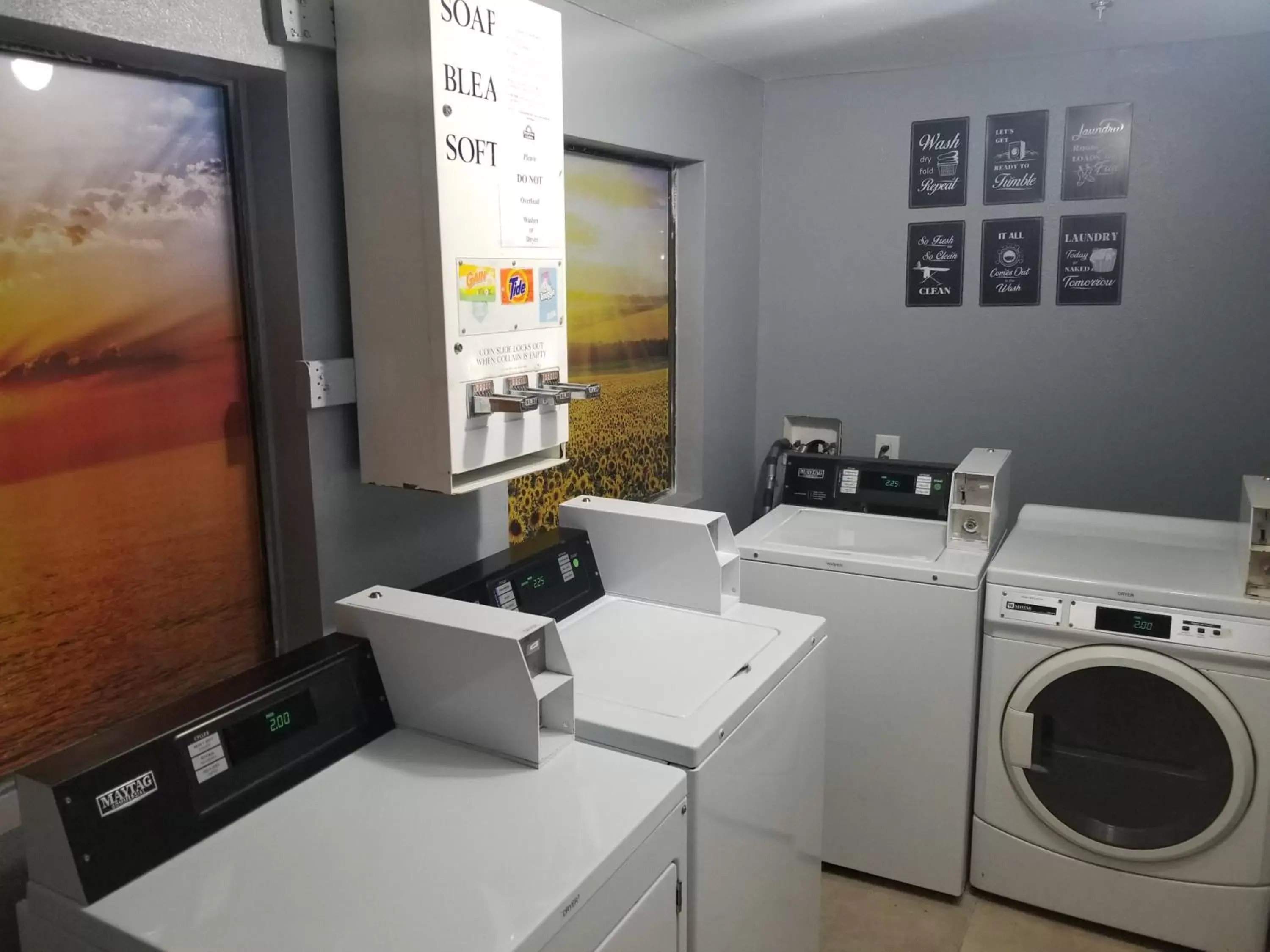 laundry, Kitchen/Kitchenette in Days Inn & Suites by Wyndham Webster NASA-ClearLake-Houston