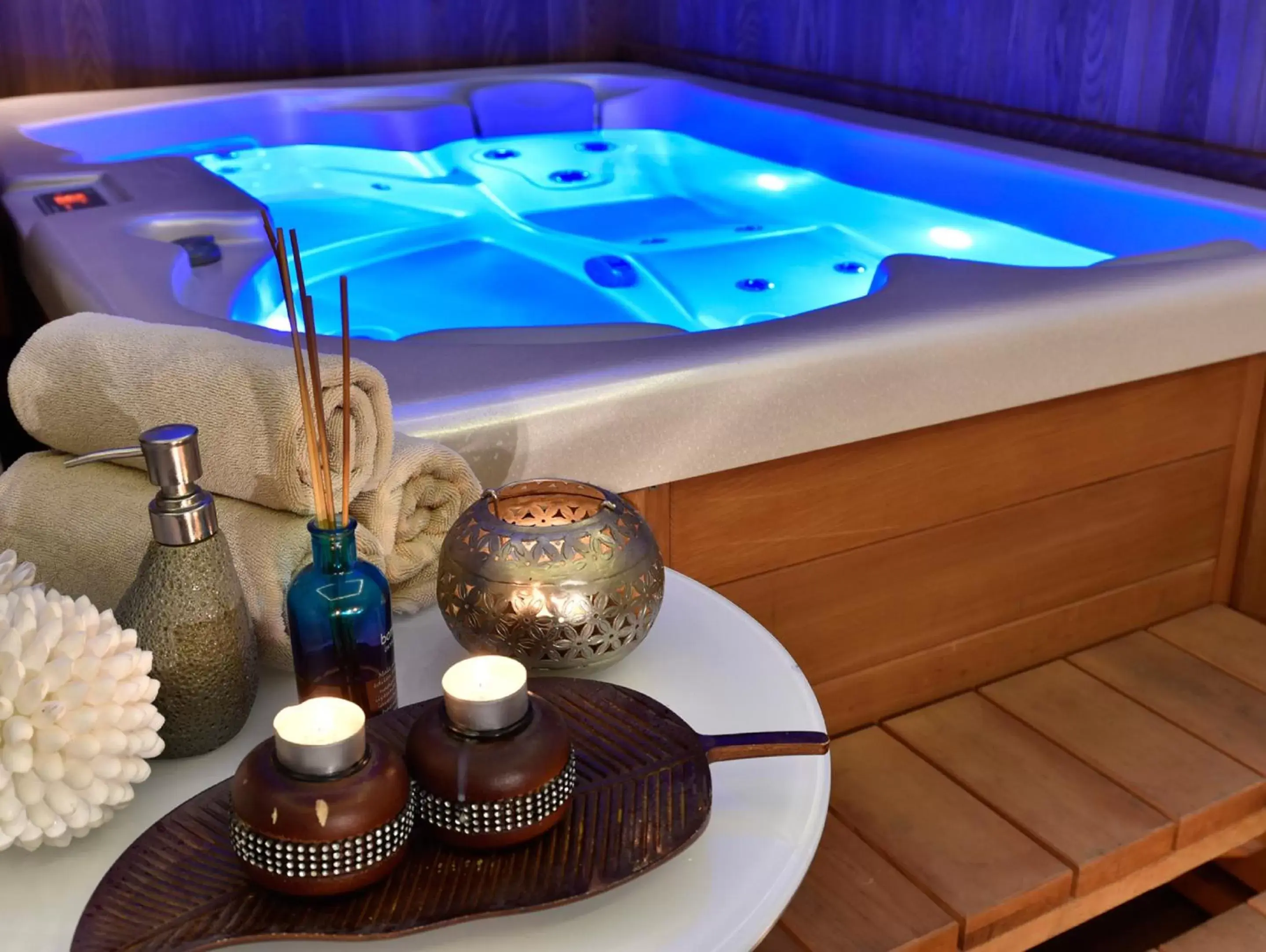 Hot Tub, Swimming Pool in CVK Taksim Hotel Istanbul