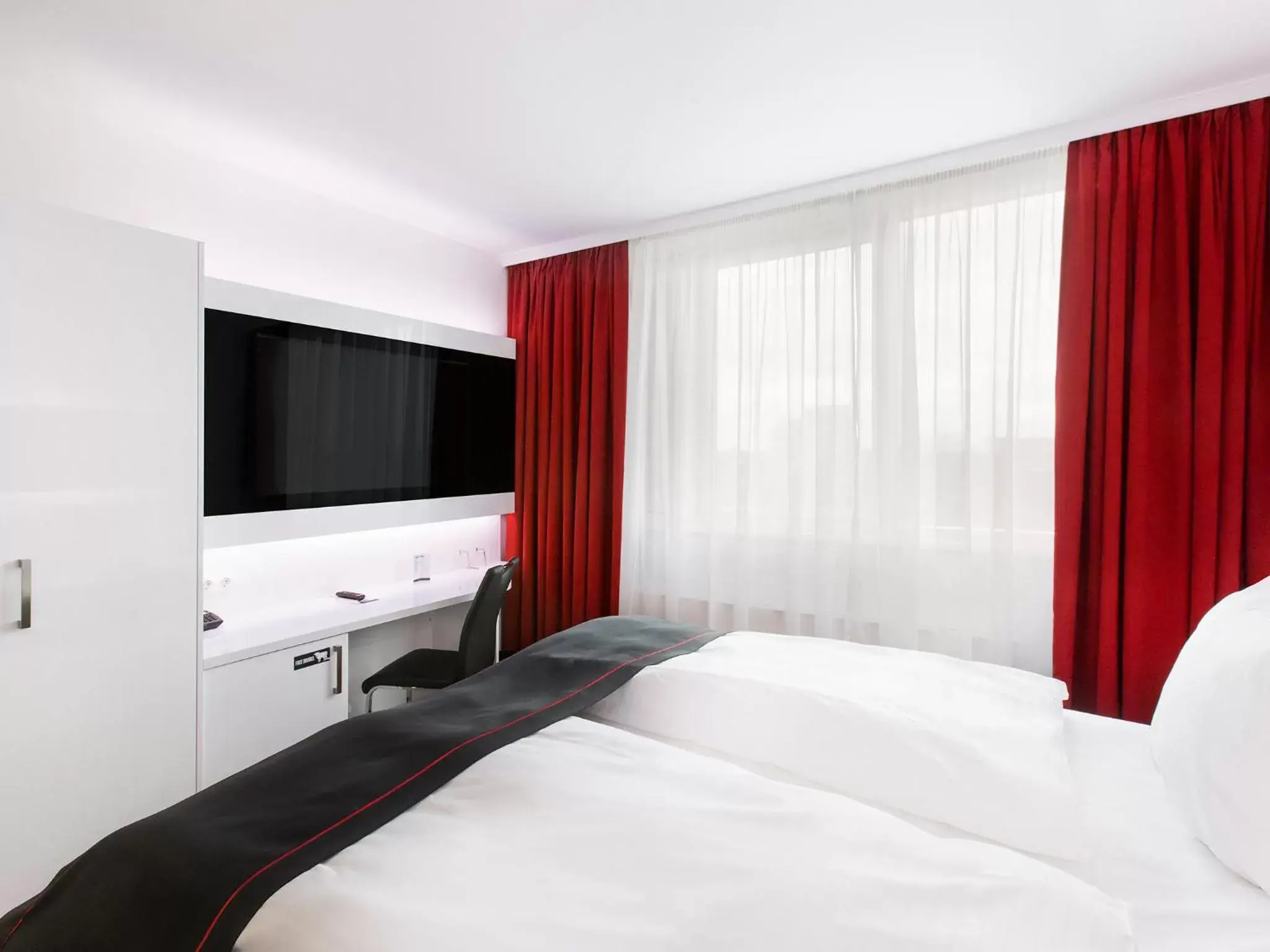 Photo of the whole room, Bed in DORMERO Hotel Hannover-Langenhagen Airport