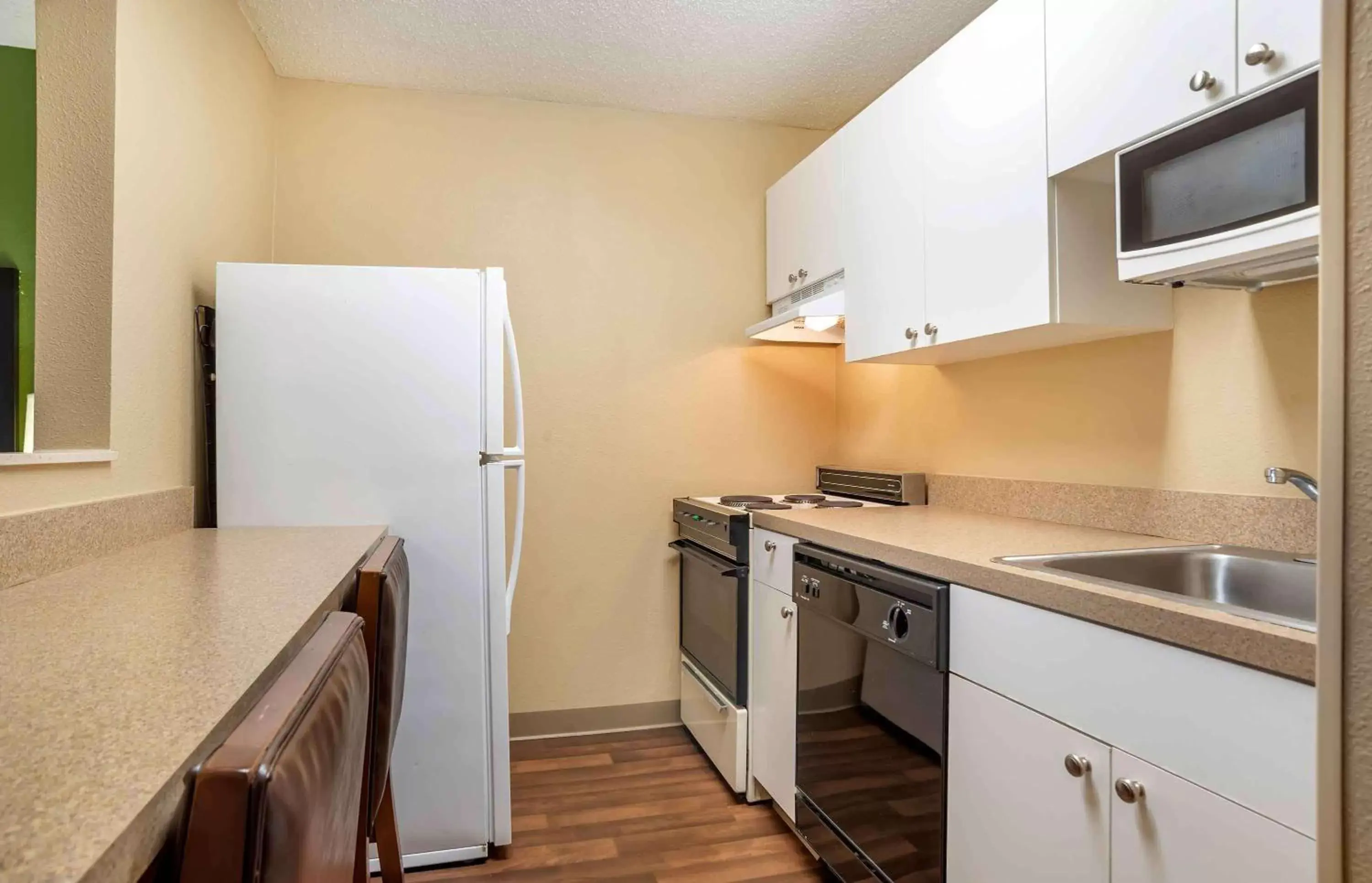 Bedroom, Kitchen/Kitchenette in Extended Stay America Suites - Jackson - Ridgeland
