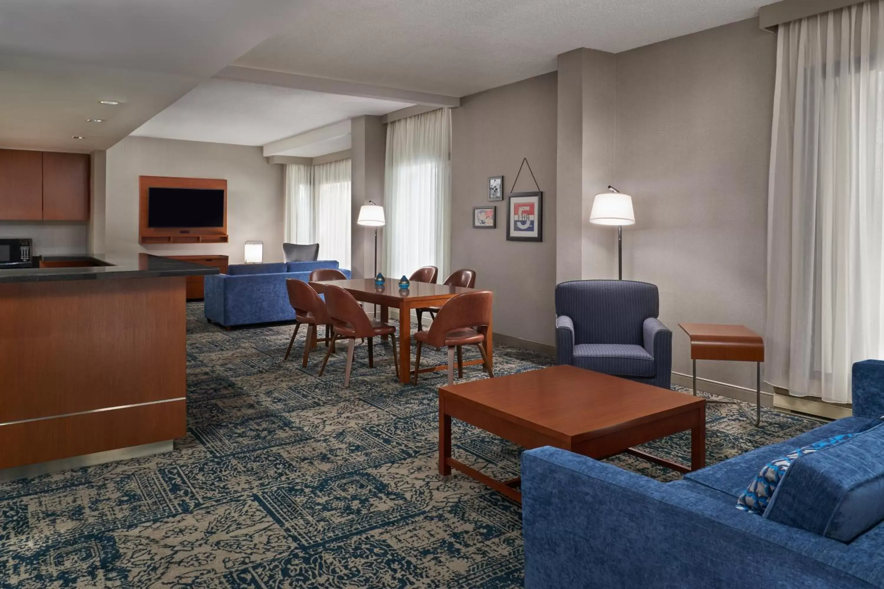 Photo of the whole room, Seating Area in Four Points by Sheraton Hotel & Conference Centre Gatineau-Ottawa