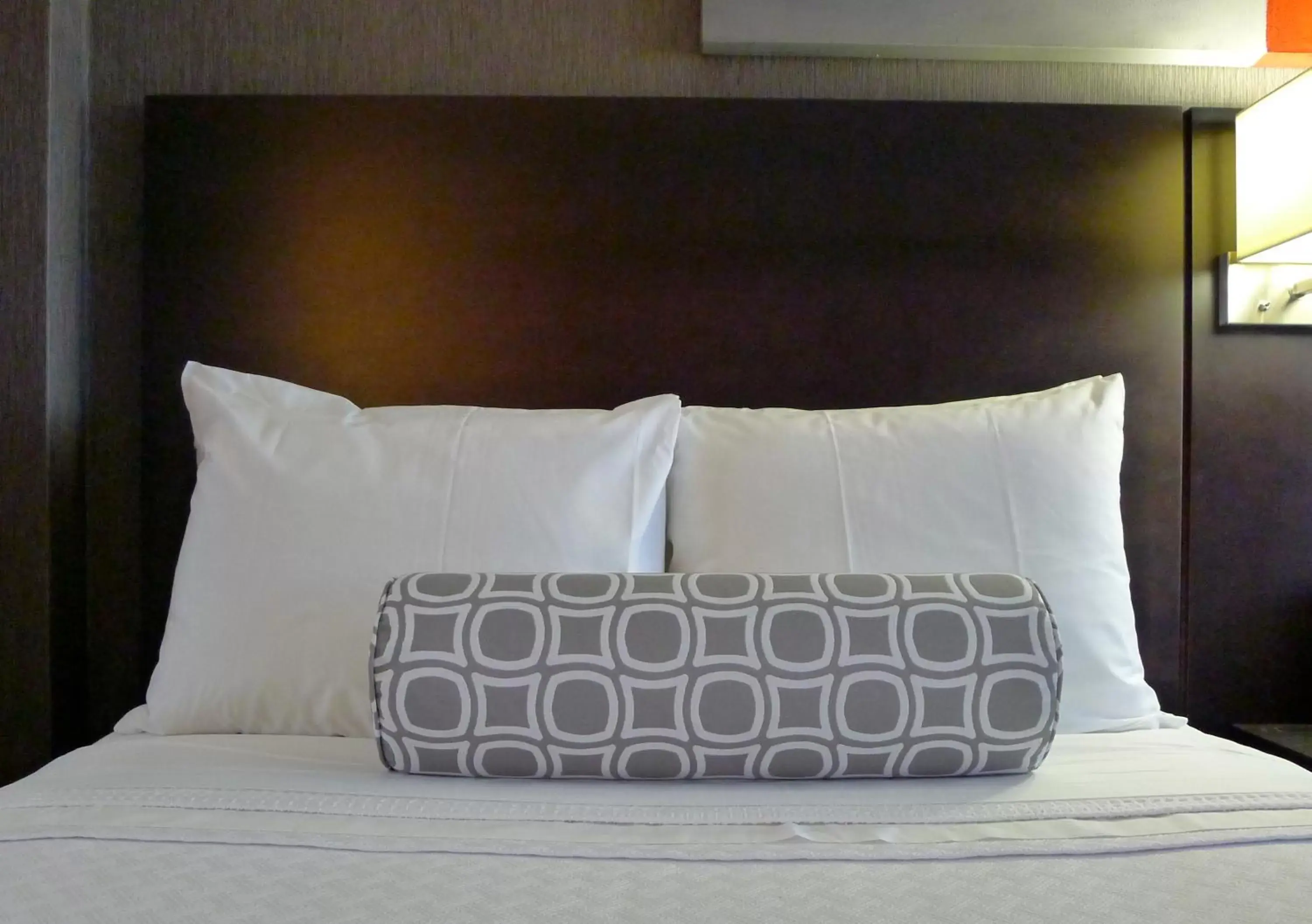 Bed in Armon Plaza Montreal Airpt, Trademark Collection by Wyndham
