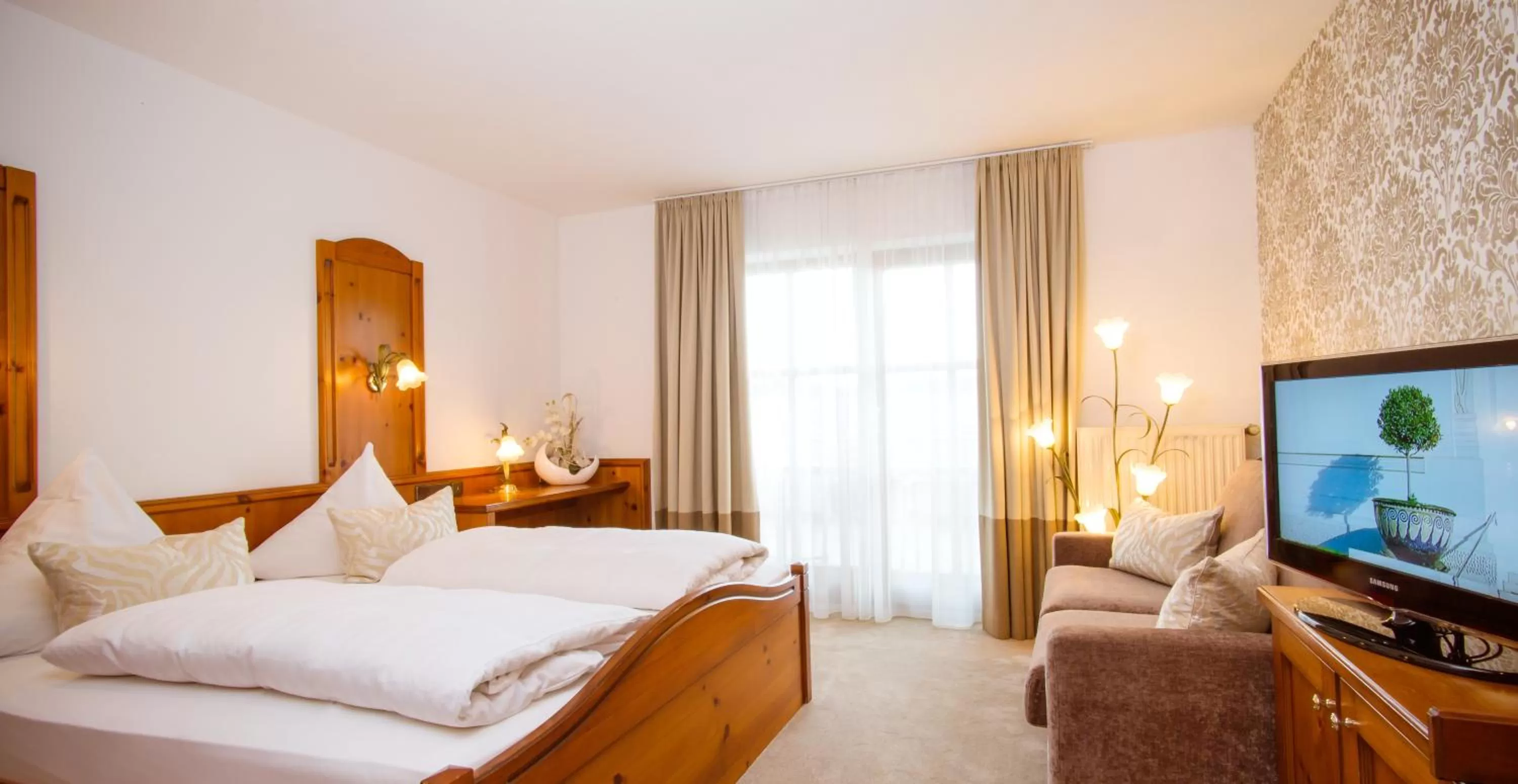 TV/Entertainment Center in Landhotel Schneider