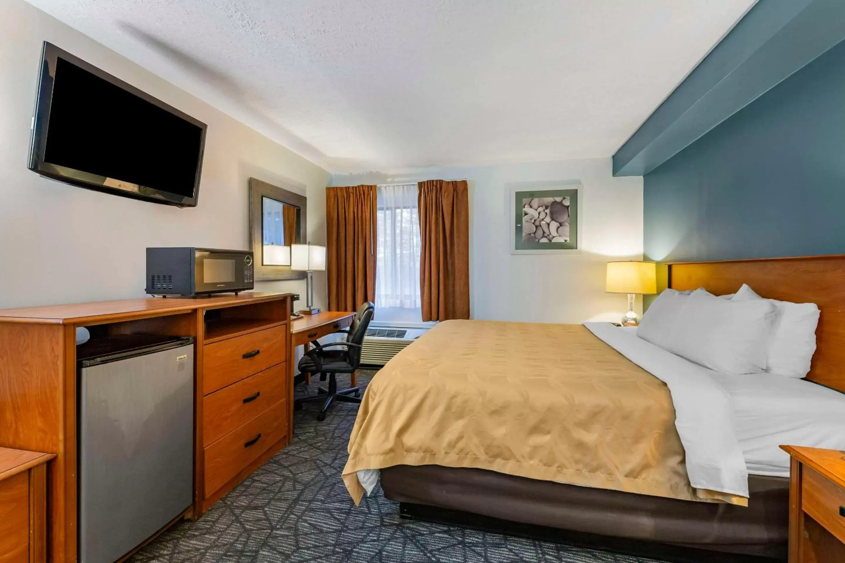 Bedroom, Bed in Quality Inn Austintown-Youngstown West