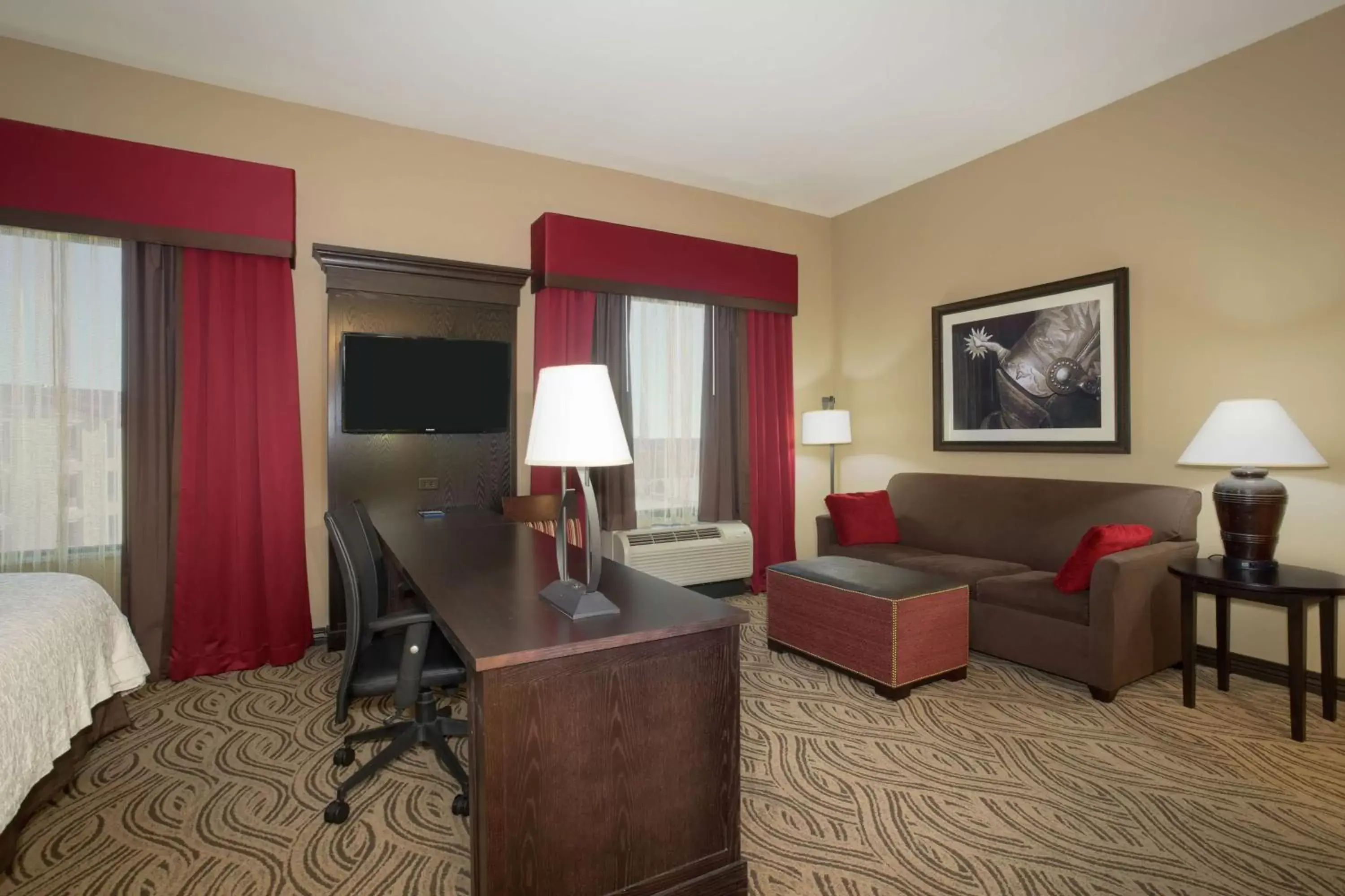 Bedroom, Seating Area in Hampton Inn & Suites I-35/Mulvane